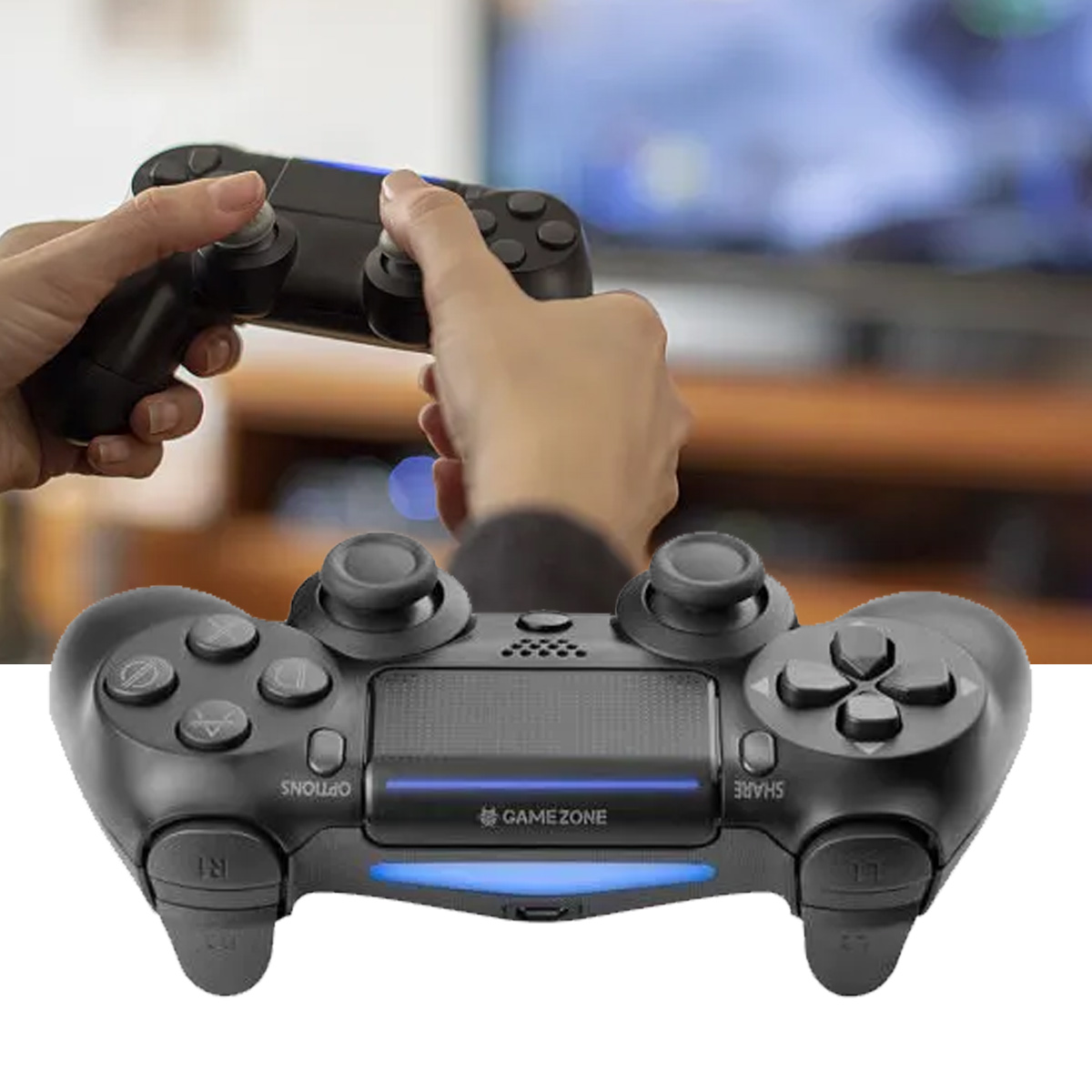 Hände halten einen schwarzen Gamecontroller, ein weiterer Controller im Vordergrund. Im Hintergrund ist ein Fernseher verschwommen, mit einem Holzregal.