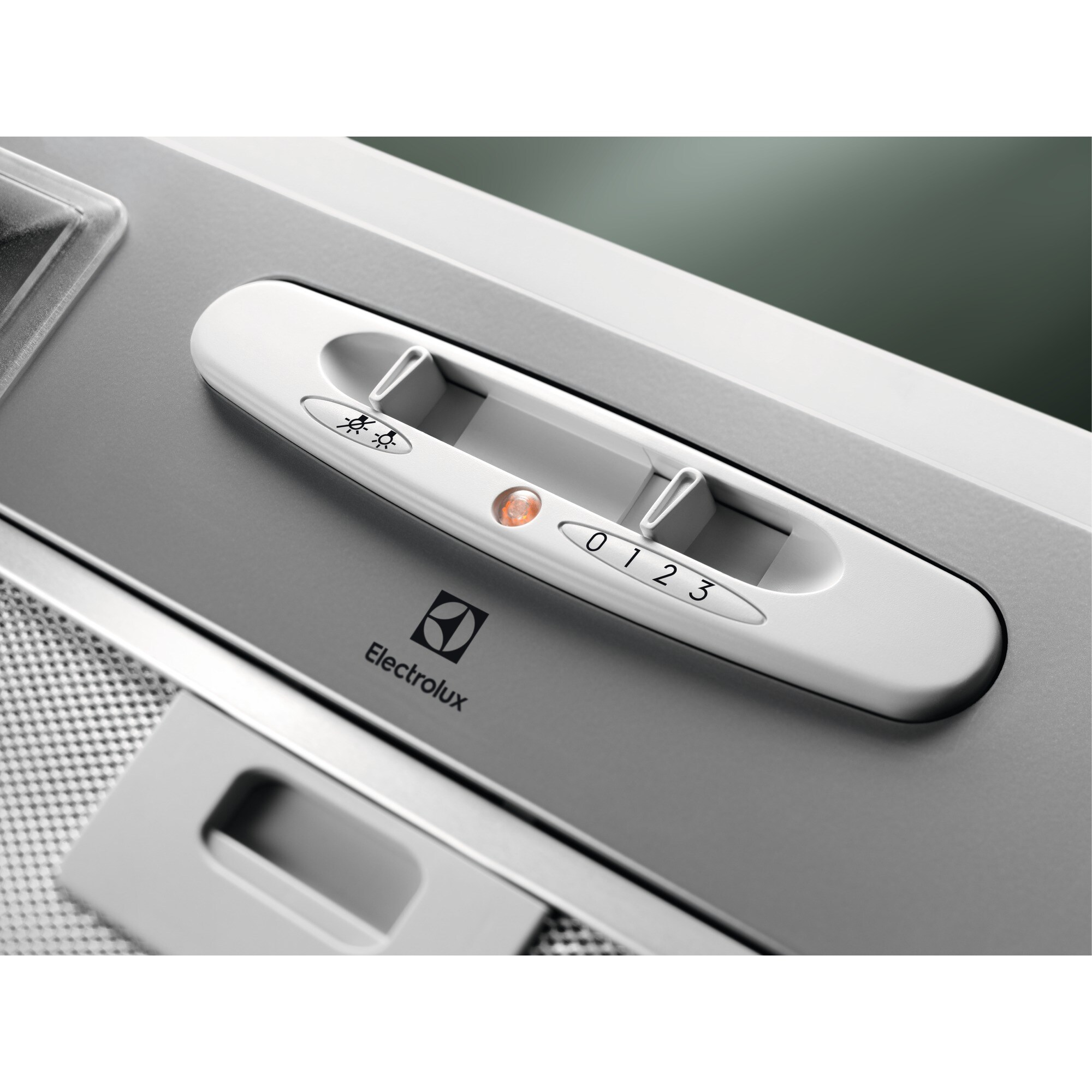 Primo piano di un pannello di controllo bianco della cappa. Ha pulsanti, numeri e il logo Electrolux.