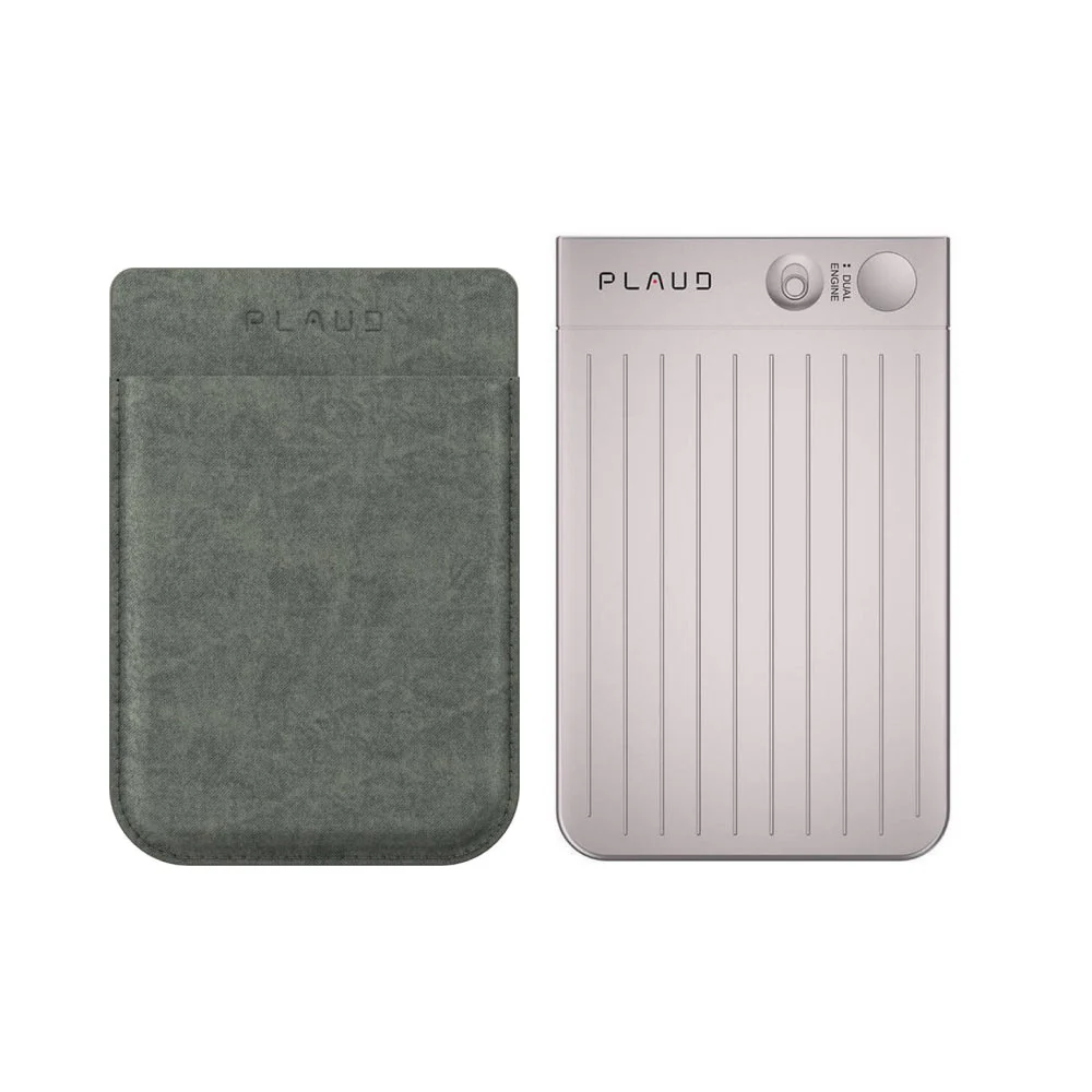 Une pochette en feutre gris et un appareil rectangulaire argenté avec des lignes verticales et le mot 'PLAUD'. L'appareil a des boutons.