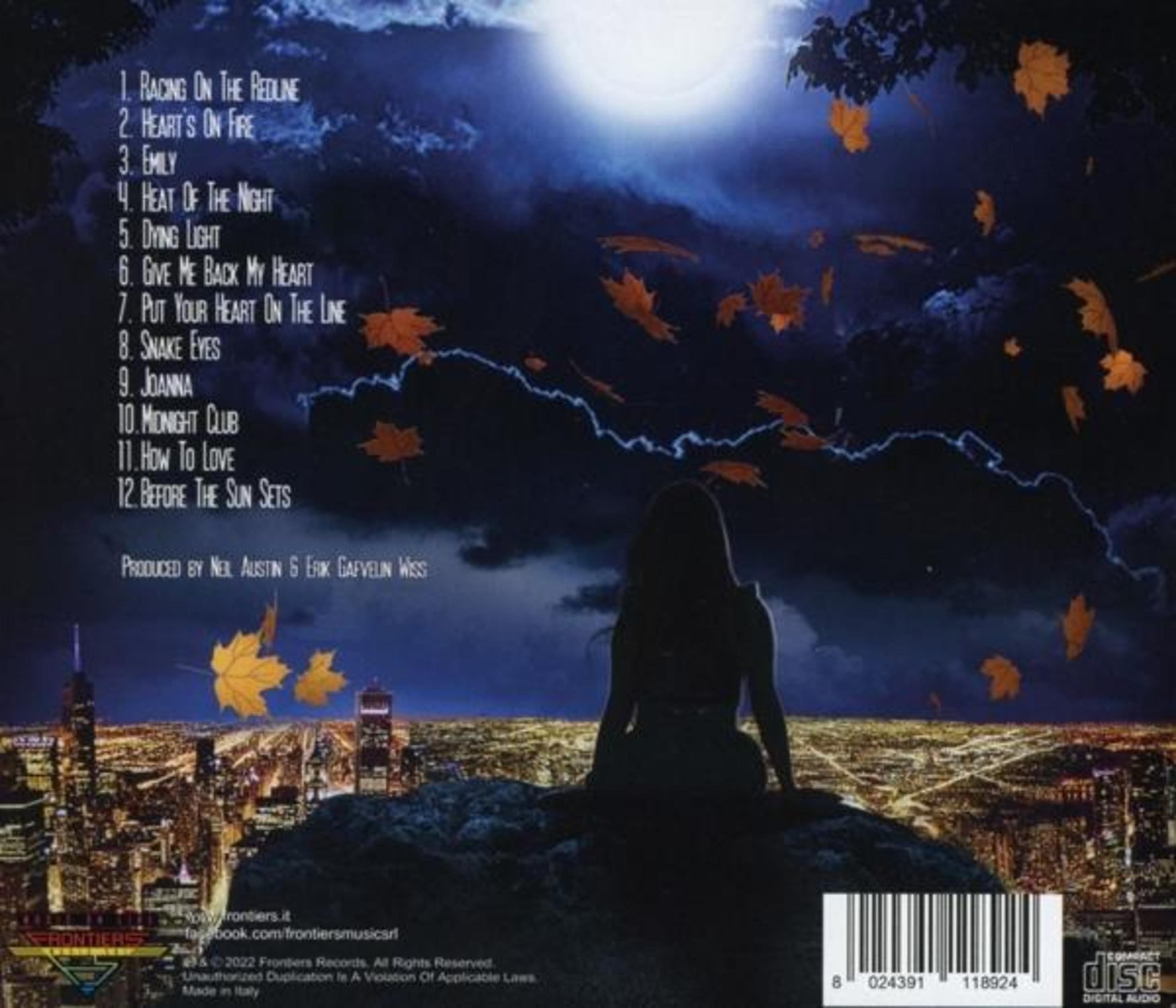 Albumcover: Frau auf Felsen, Stadtlichter, Mond, fallende Blätter, Songtitel sichtbar.