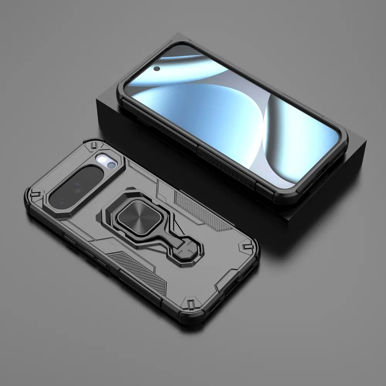 Twee zwarte telefoonhoesjes. Eén met een ringhouder, de andere op een zwart platform. Beide telefoons zitten in de hoes.