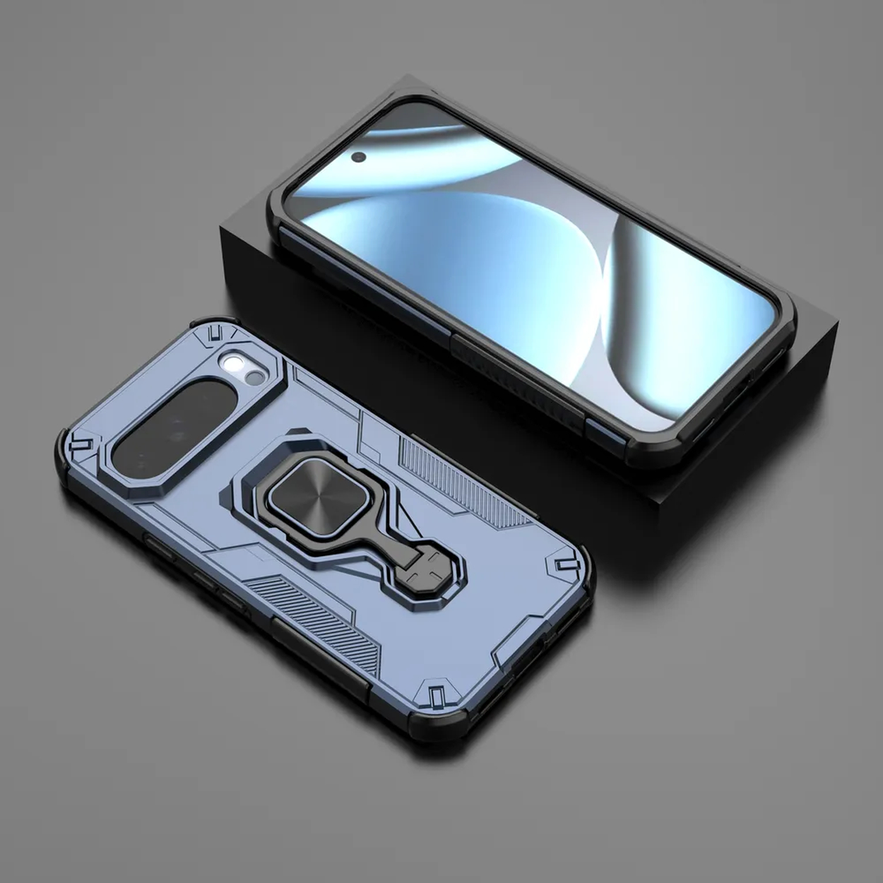 Twee telefoonhoesjes, één op een zwart blok. De hoesjes zijn blauw en zwart. Eén hoesje heeft een ringhouder.