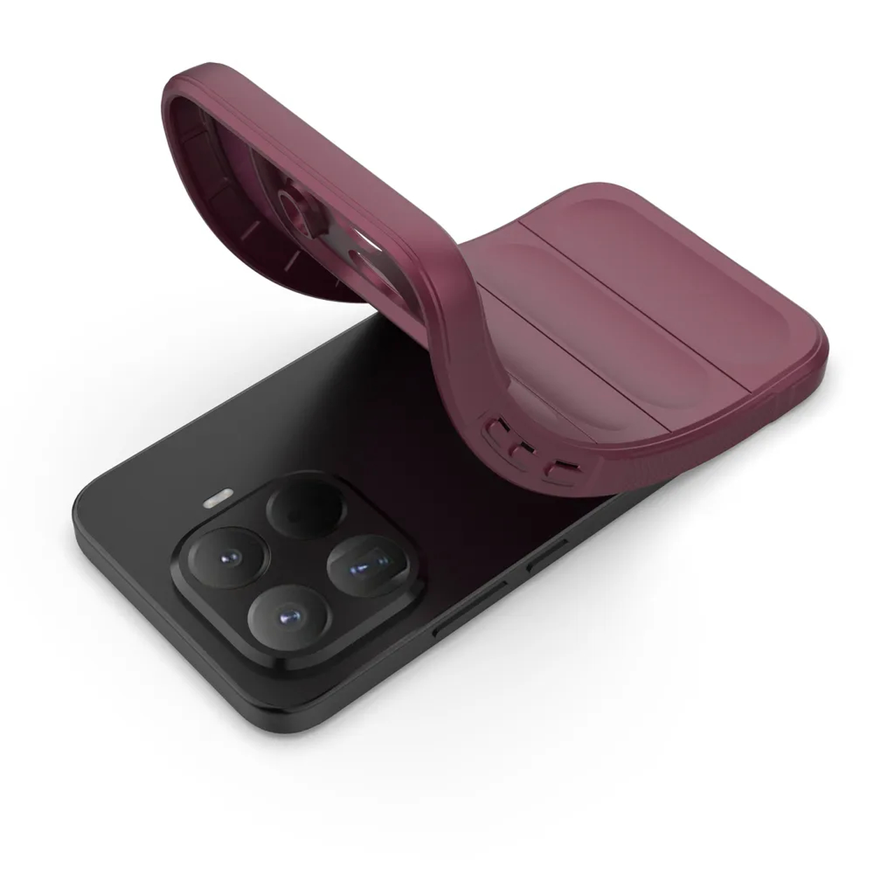 Een zwarte smartphone met een bordeauxrode hoes die wordt aangebracht. De hoes is opgetild en toont de cameralenzen.