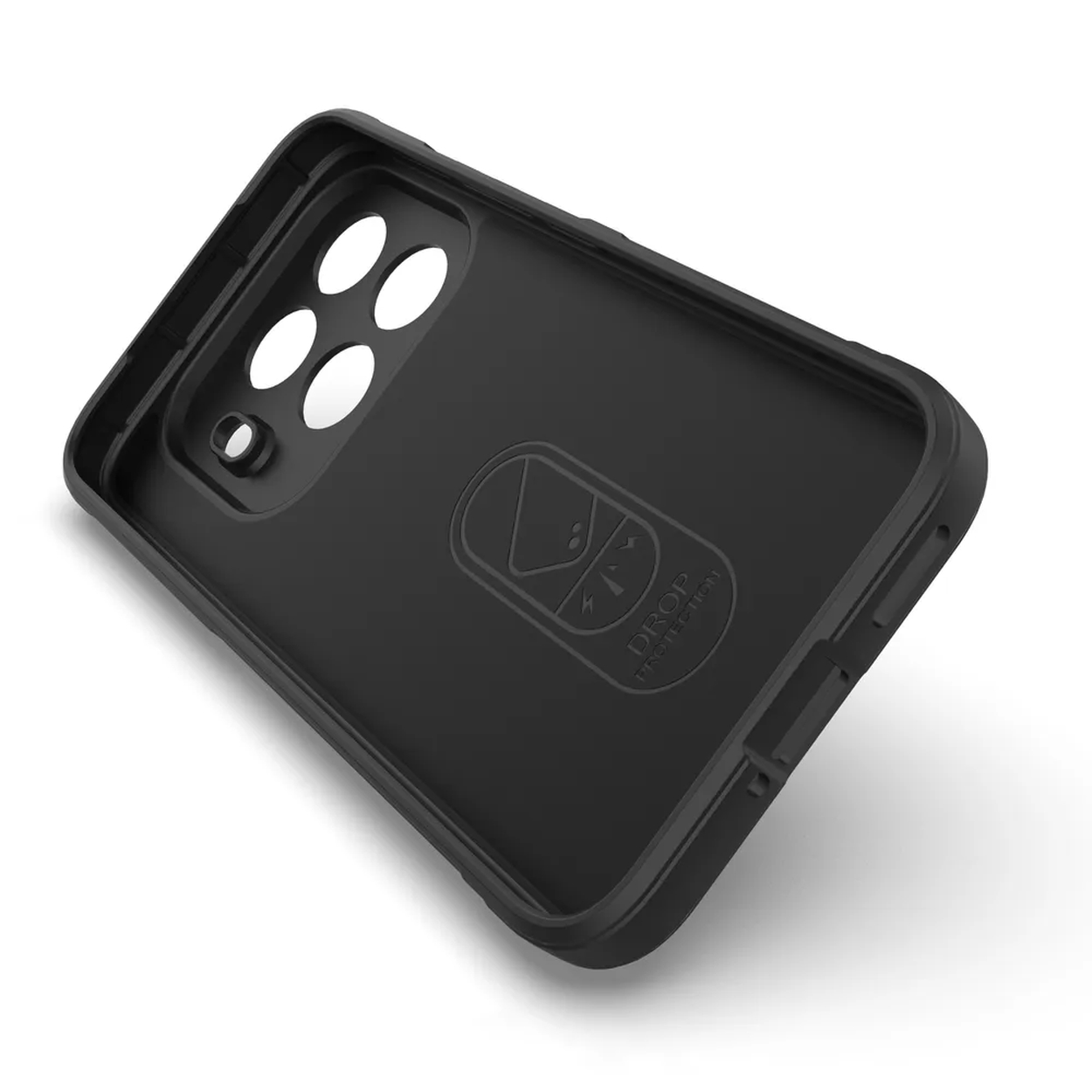 Une coque de téléphone noire avec des découpes pour l'appareil photo et les boutons. Un logo est en relief au dos. La coque est inclinée sur une surface blanche.