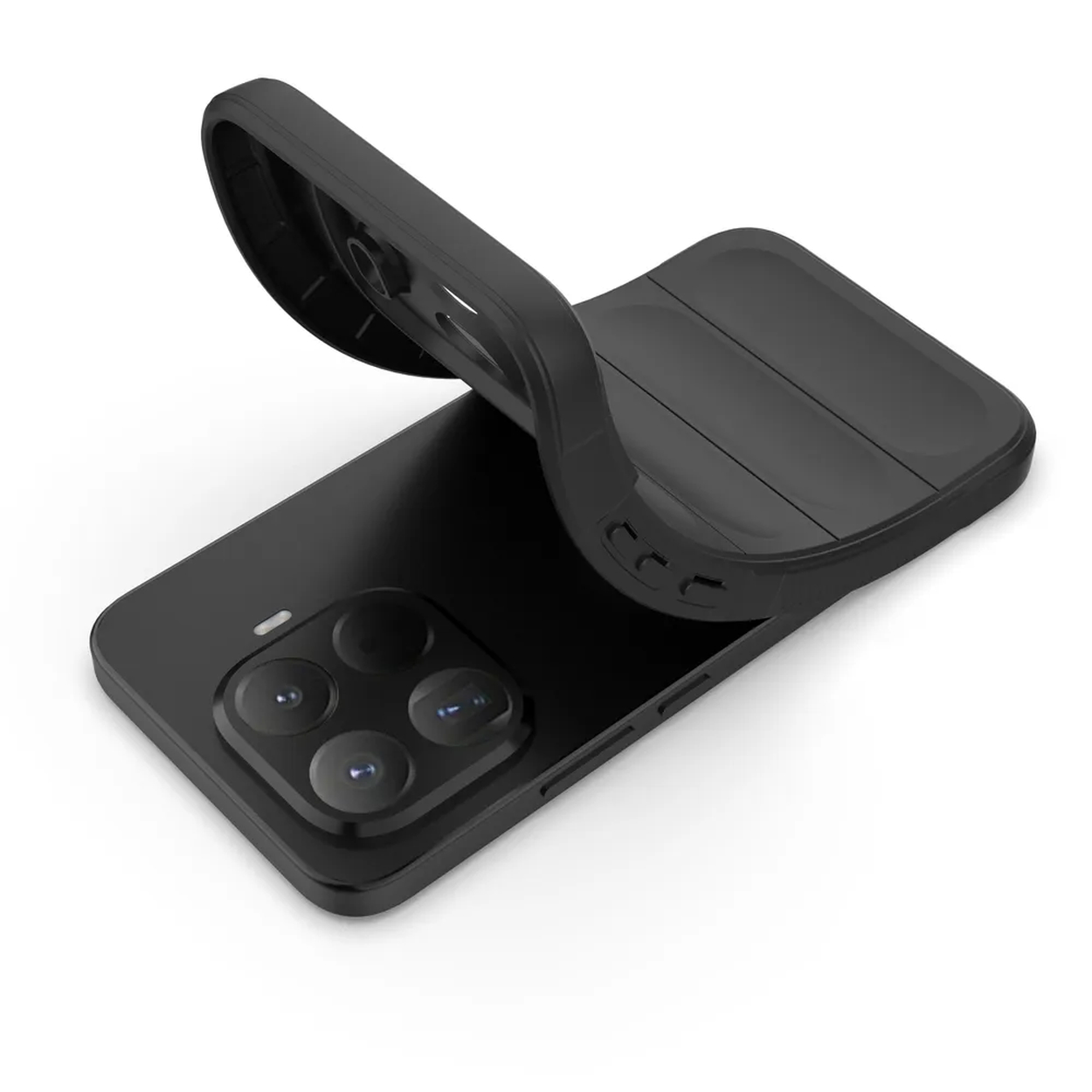Un téléphone noir avec un étui noir, partiellement ouvert. Le téléphone a quatre lentilles de caméra. Le fond est blanc.