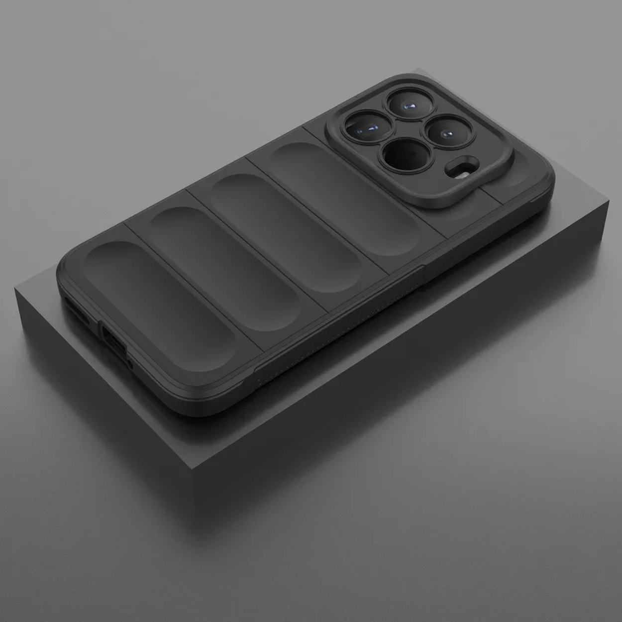 Coque de téléphone noire avec cache objectif sur une surface grise. La coque a un design texturé et est inclinée.