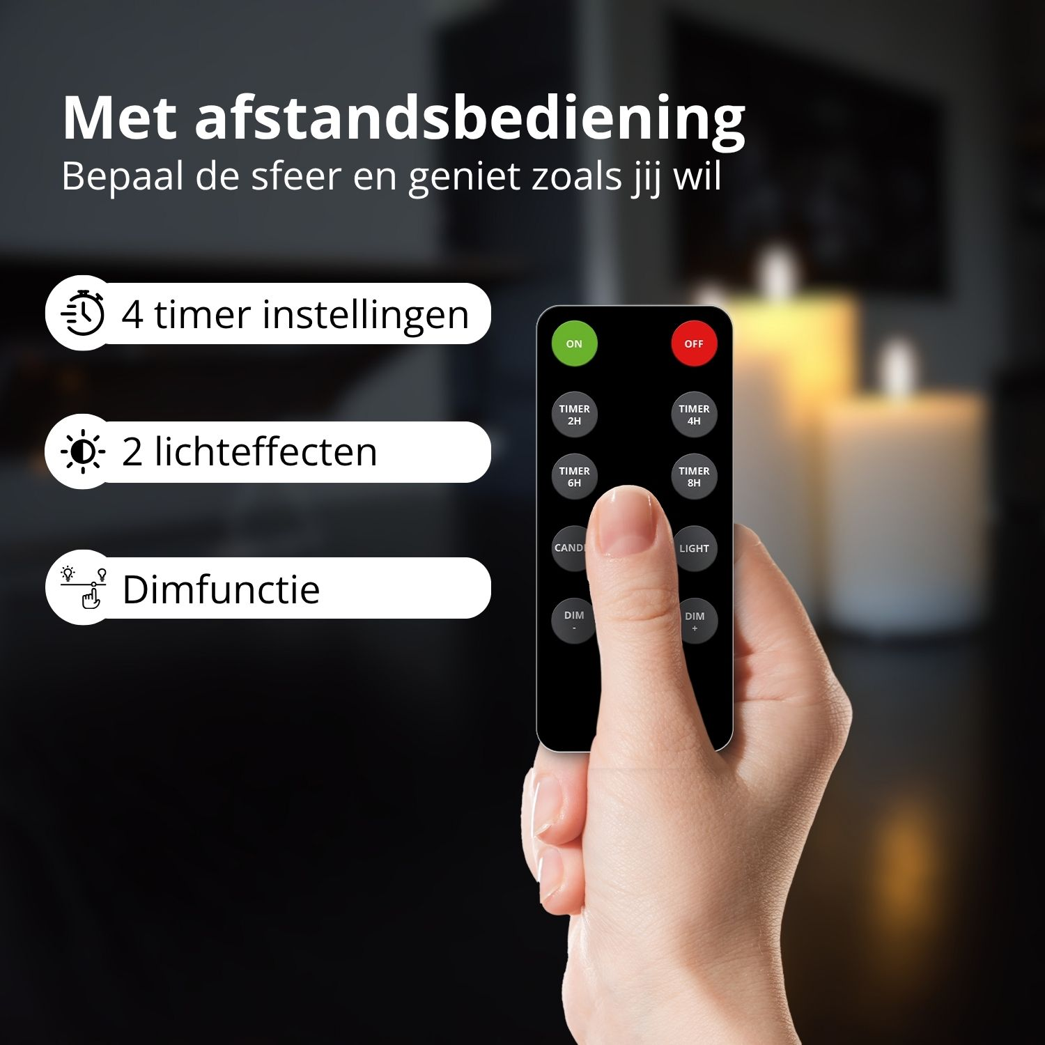 Een hand die een afstandsbediening vasthoudt. De afstandsbediening heeft knoppen voor timer, licht en dimmen. De achtergrond toont kaarsen.