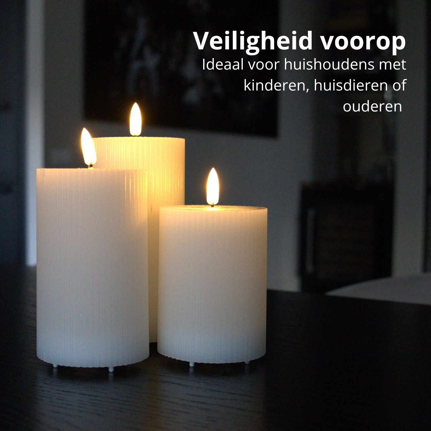 Drie witte kaarsen met brandende vlammen. Bovenstaande tekst luidt: Veiligheid voorop. Ideaal voor huishoudens met kinderen, huisdieren of ouderen.