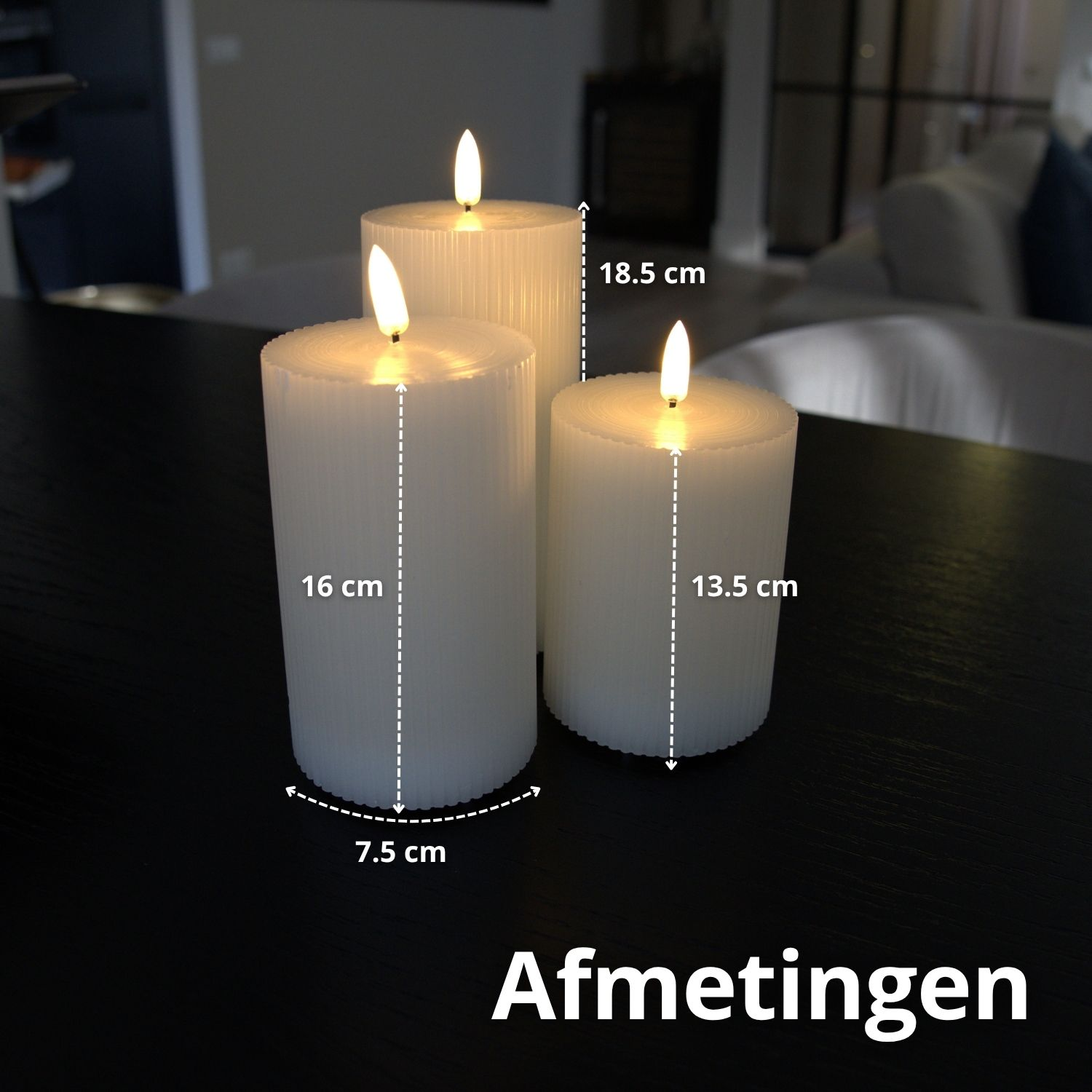 Drie witte kaarsen van verschillende groottes op een zwarte tafel, vlammen branden. Afmetingen in cm. 'Afmetingen' staat eronder.