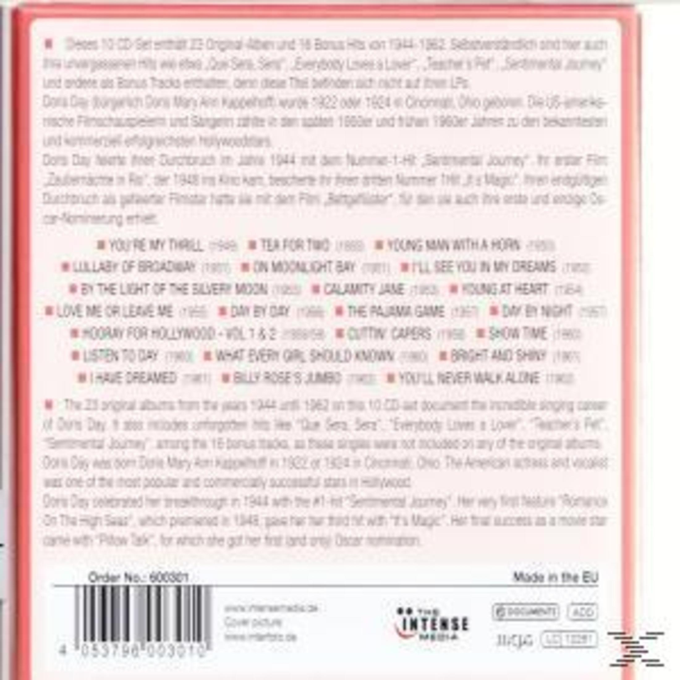 Een cd-box met een lijst met nummers en tekst. Streepjescode en logo zichtbaar. Rode en witte kleuren.