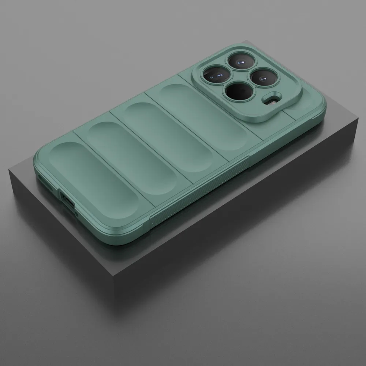 Een teal telefoonhoesje met een camerabult en drie rechthoekige inkepingen, op een grijs platform. De achtergrond is grijs.