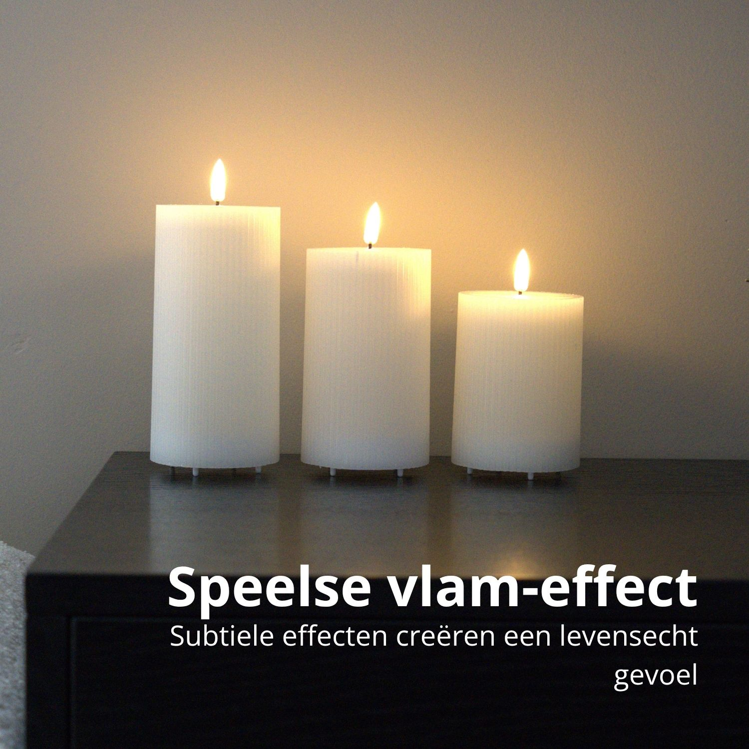 Drie witte kaarsen van verschillende hoogtes, met gele vlammen, op een donker oppervlak, met tekst in het Nederlands.
