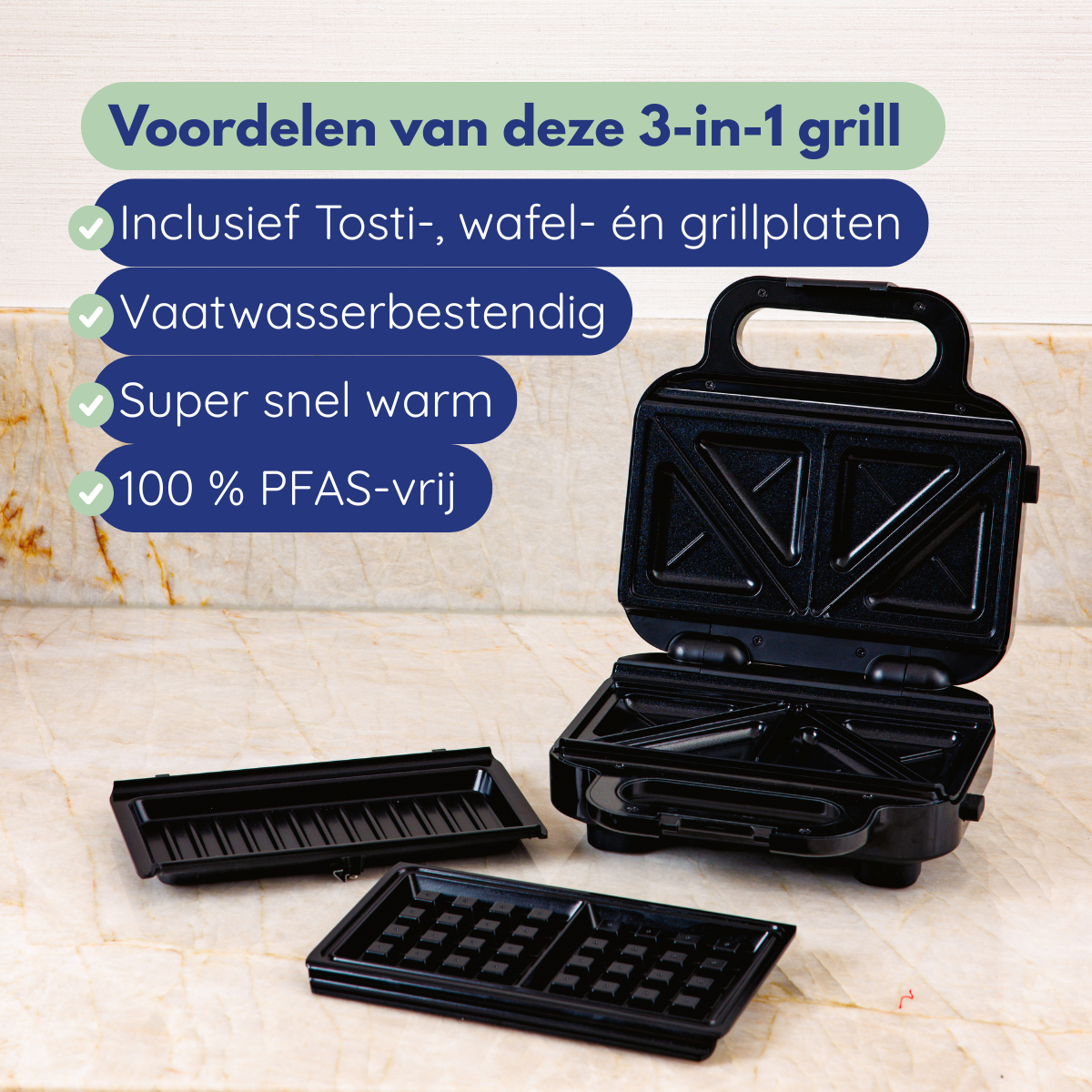 Zwarte 3-in-1 grill met wafel- en grillplaten op een marmeren aanrecht. Tekst benadrukt kenmerken.