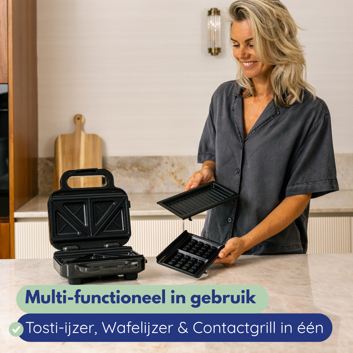 Een vrouw houdt wafelijzerplaten vast. Een broodrooster staat open. Tekst: Multifunctioneel, Tosti-ijzer, Wafelijzer & Contactgrill in één.