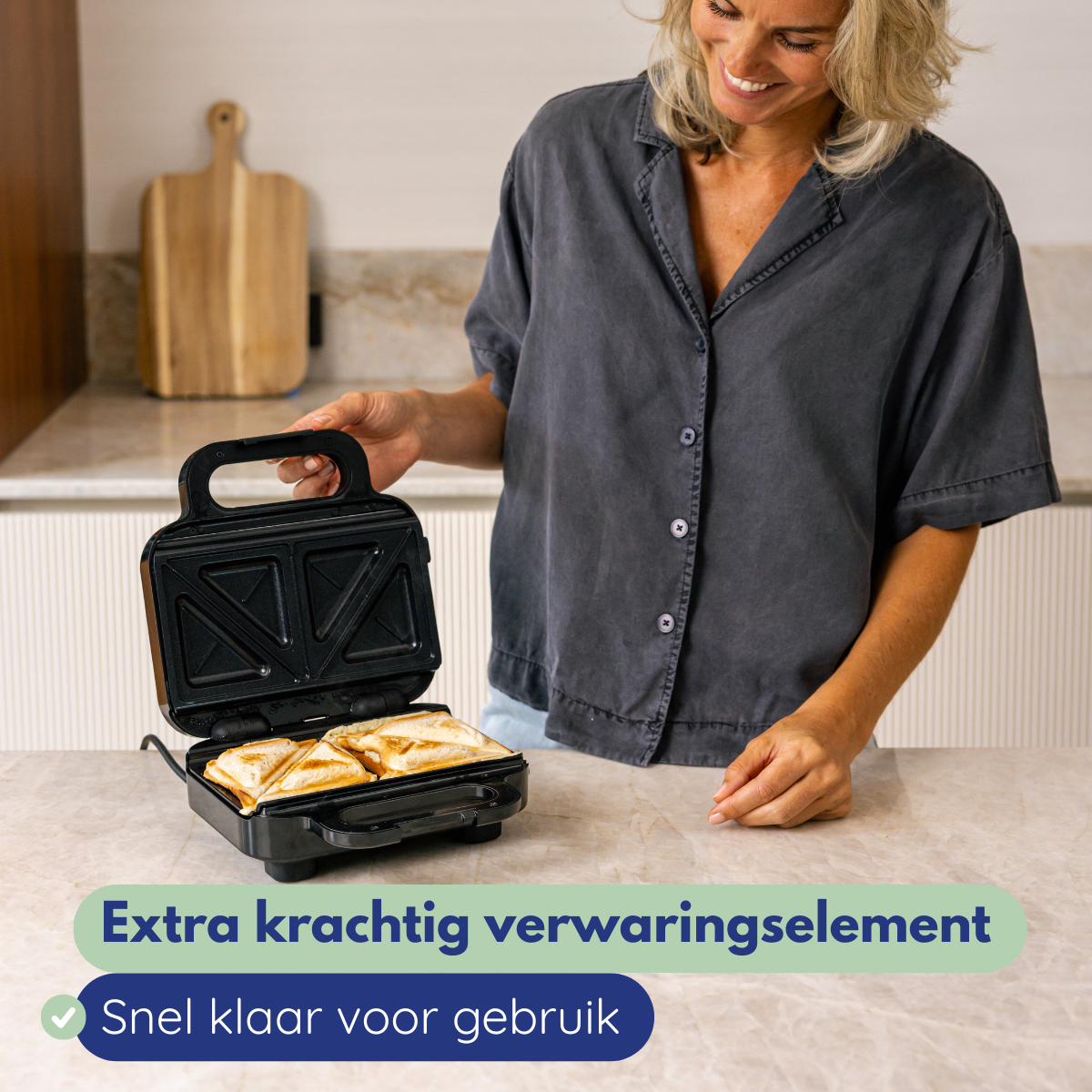 Vrouw lacht, houdt een tosti-ijzer vast met geroosterde sandwiches erin. Een houten plank en tekst op de achtergrond.