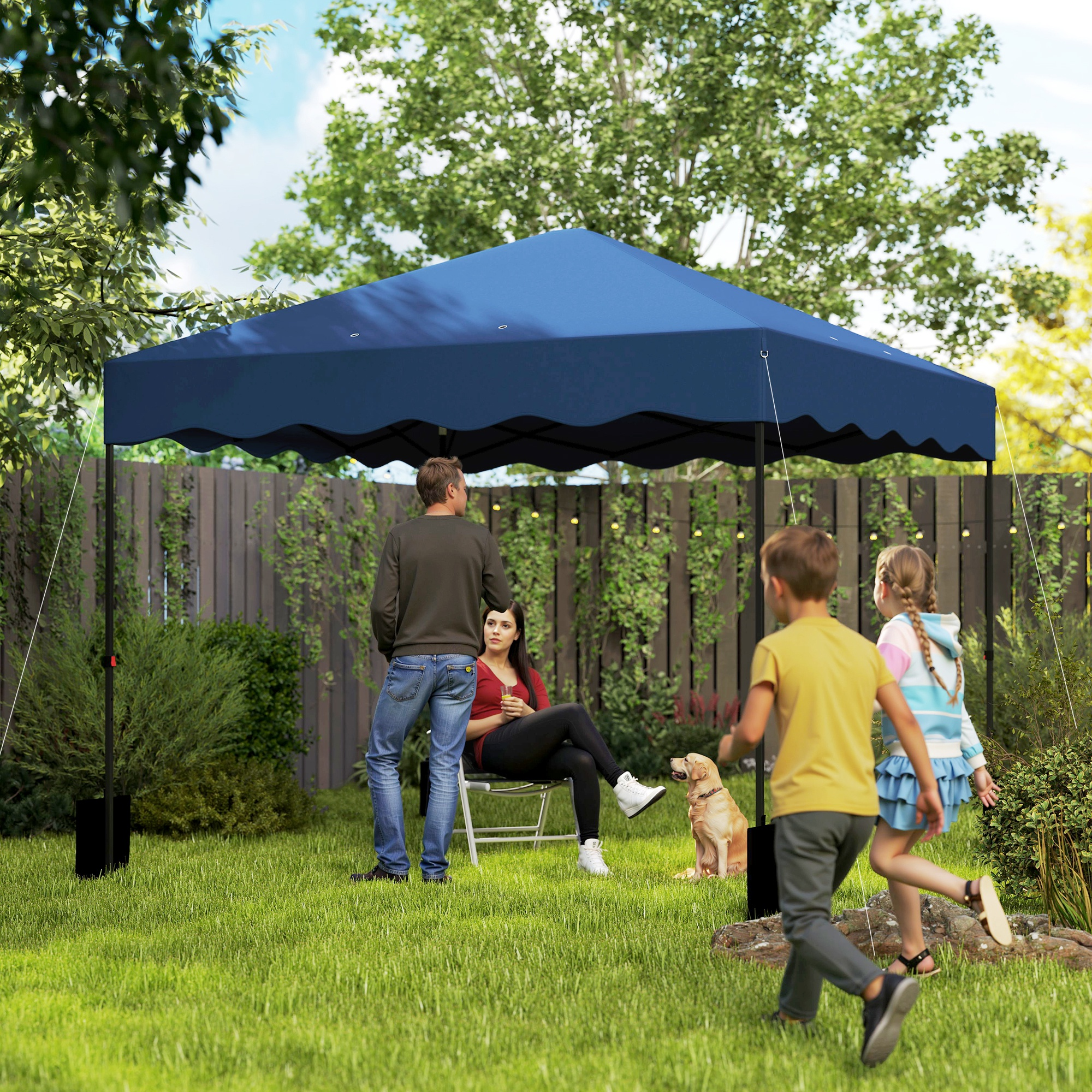 Familia bajo un toldo azul. Un perro está cerca. Los niños corren. Los adultos se relajan en el jardín.