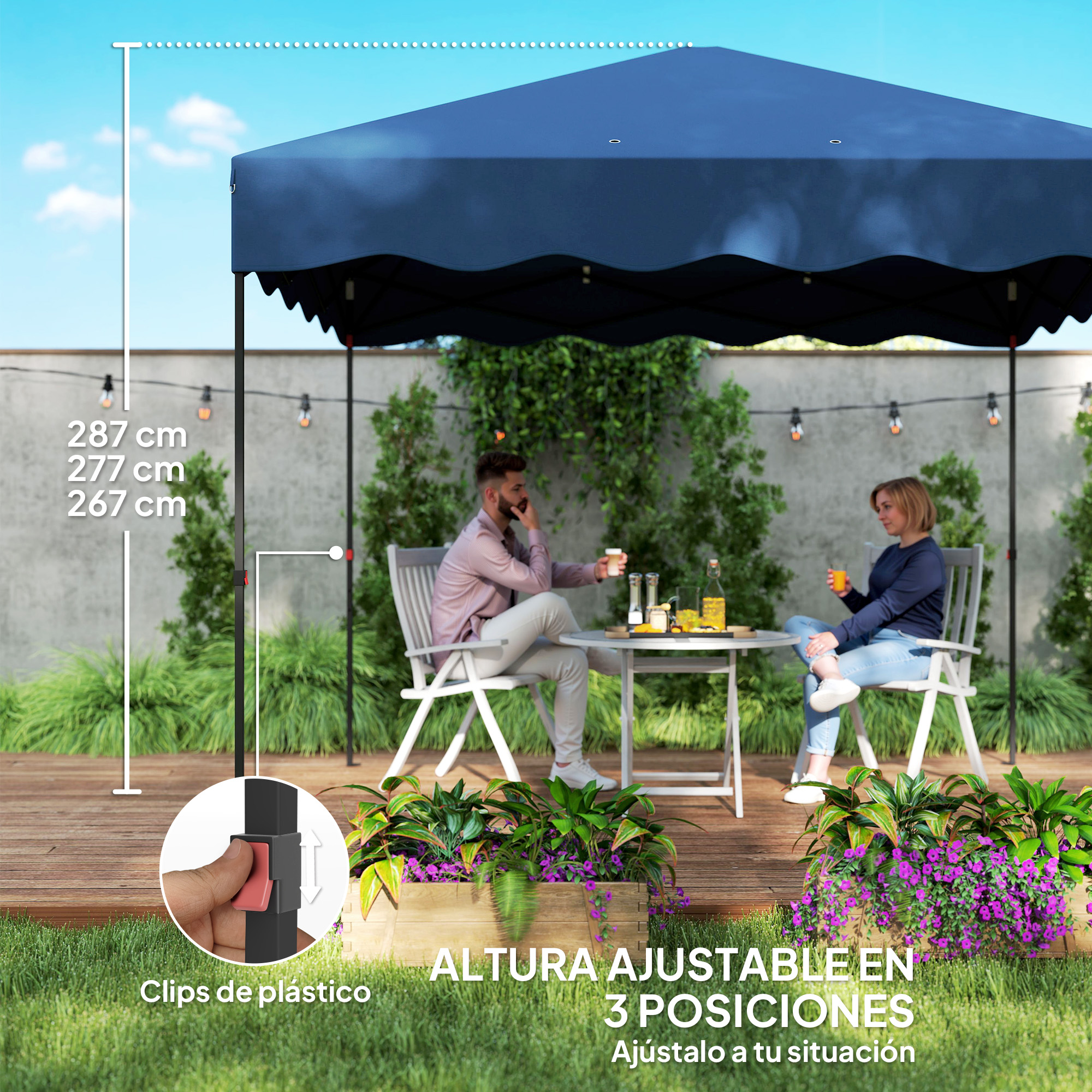 Una pareja está sentada bajo un dosel azul. Entre ellos hay una mesa con bebidas. En primer plano hay jardineras con flores.