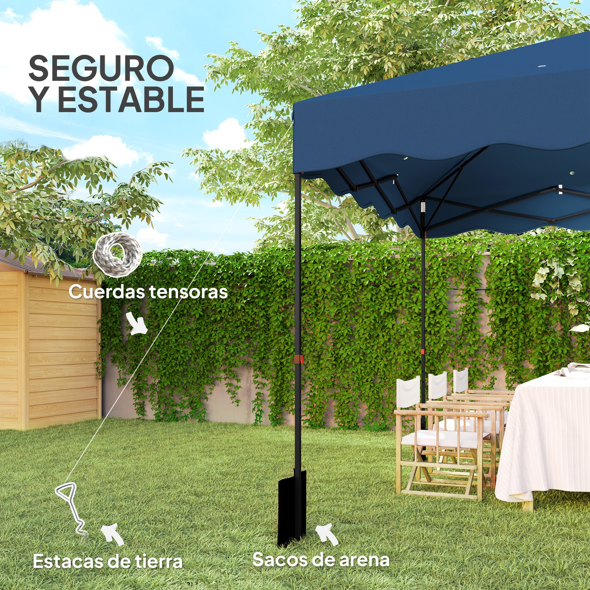 Un toldo azul en un jardín. Se muestran elementos de soporte como cuerdas y sacos de arena, junto con sillas y una mesa.
