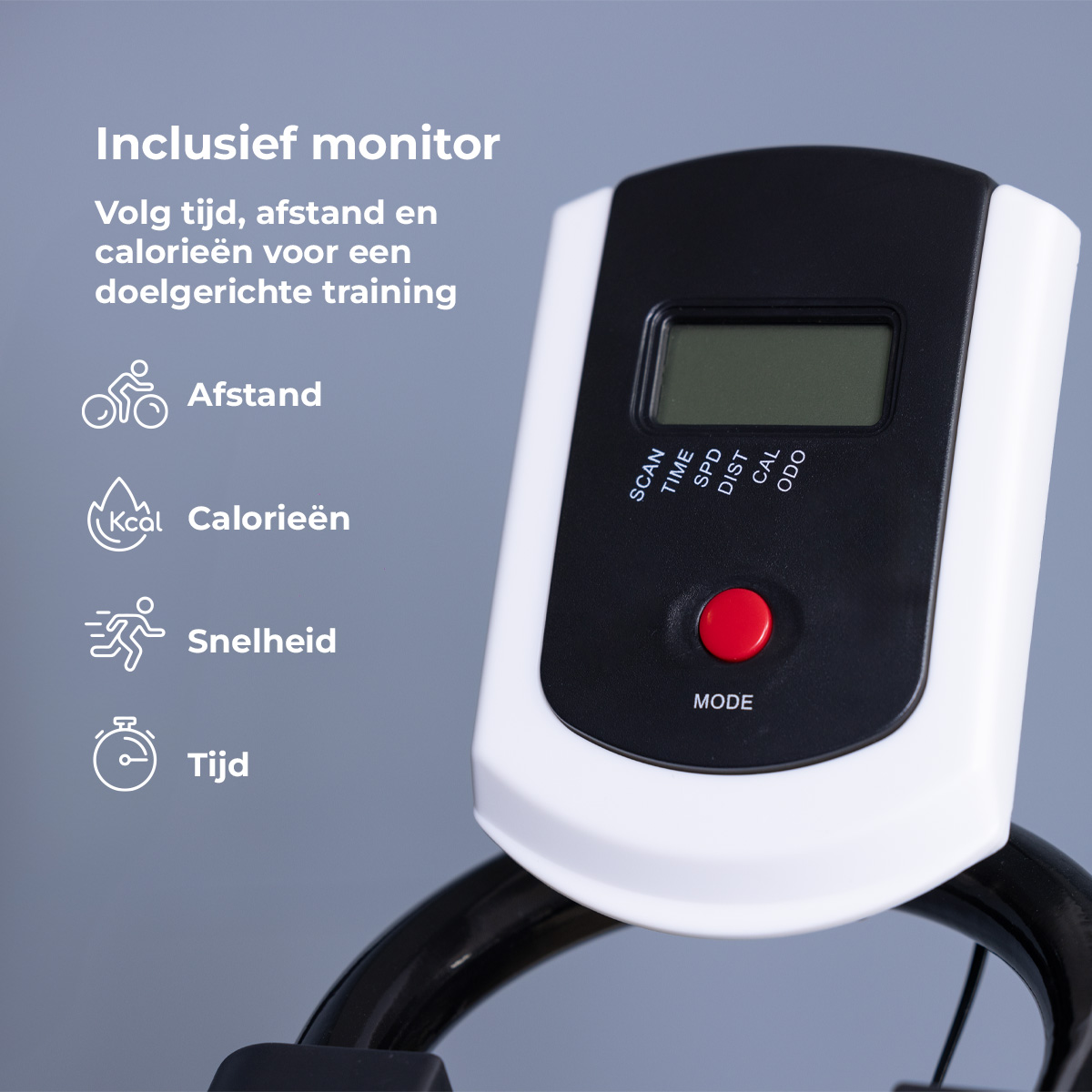 Een close-up van een fitnessfietsmonitor. De monitor geeft gegevens weer en heeft een rode knop. Tekst beschrijft tijd, afstand en calorieën.