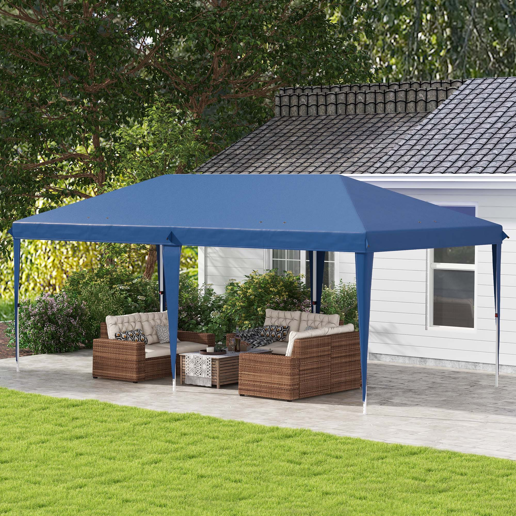 Un toldo azul sobre muebles de patio. La escena está frente a una casa, con césped verde.