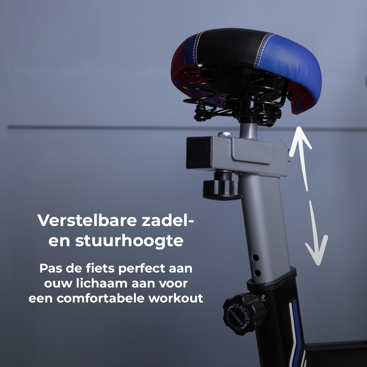 Close-up van een fietszadel. Het is zwart en blauw. Pijlen geven hoogteverstelling aan, met tekst in het Nederlands.