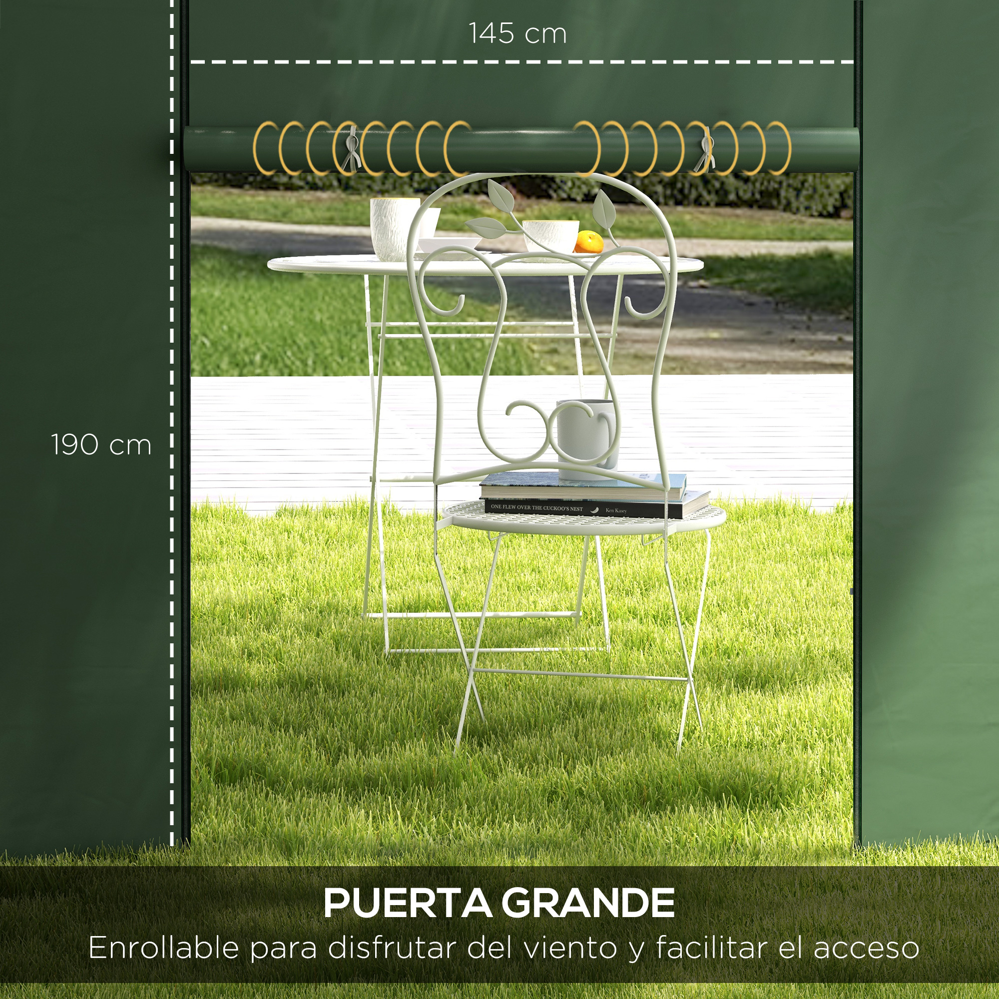 Un juego de patio blanco sobre césped, una puerta verde. Libros y una taza en la silla. Un limón en la mesa. La puerta dice 'PUERTA GRANDE'.