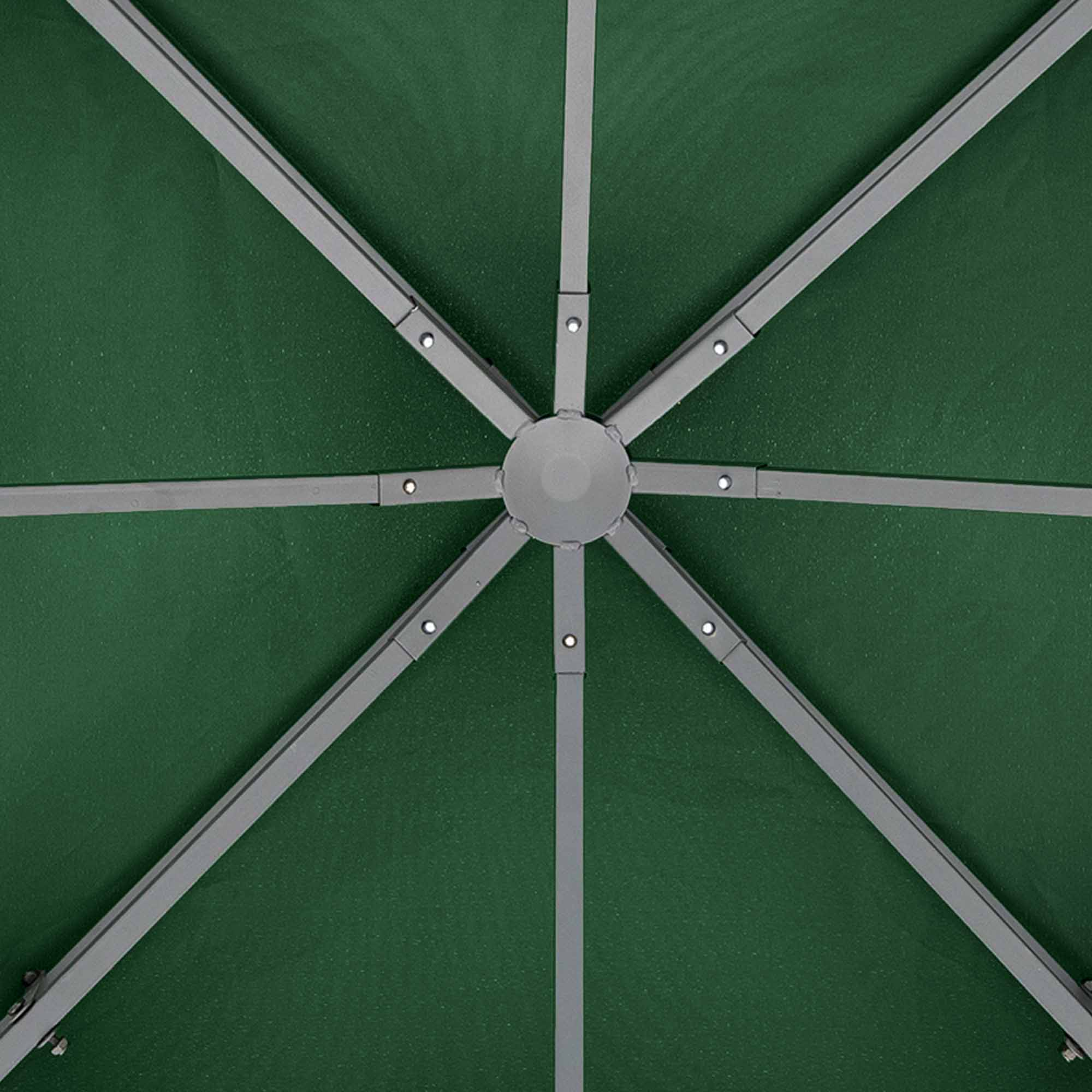 Vista dall'alto di una tenda da sole verde con supporti in metallo grigio che si irradiano da un mozzo centrale.