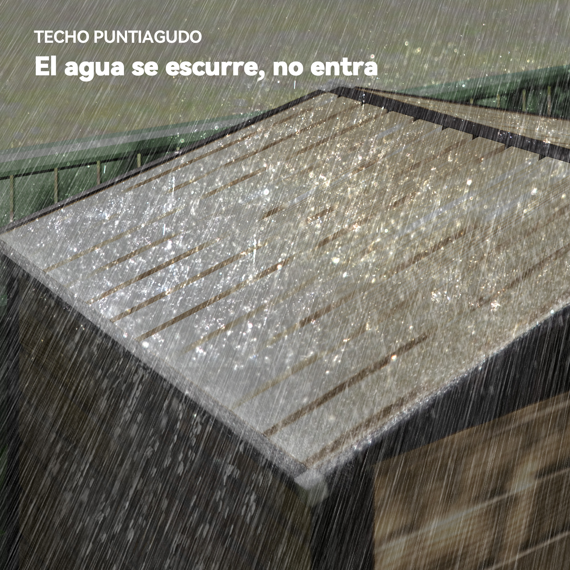 Primer plano de un techo inclinado bajo una fuerte lluvia. La lluvia cae, creando un efecto brillante.