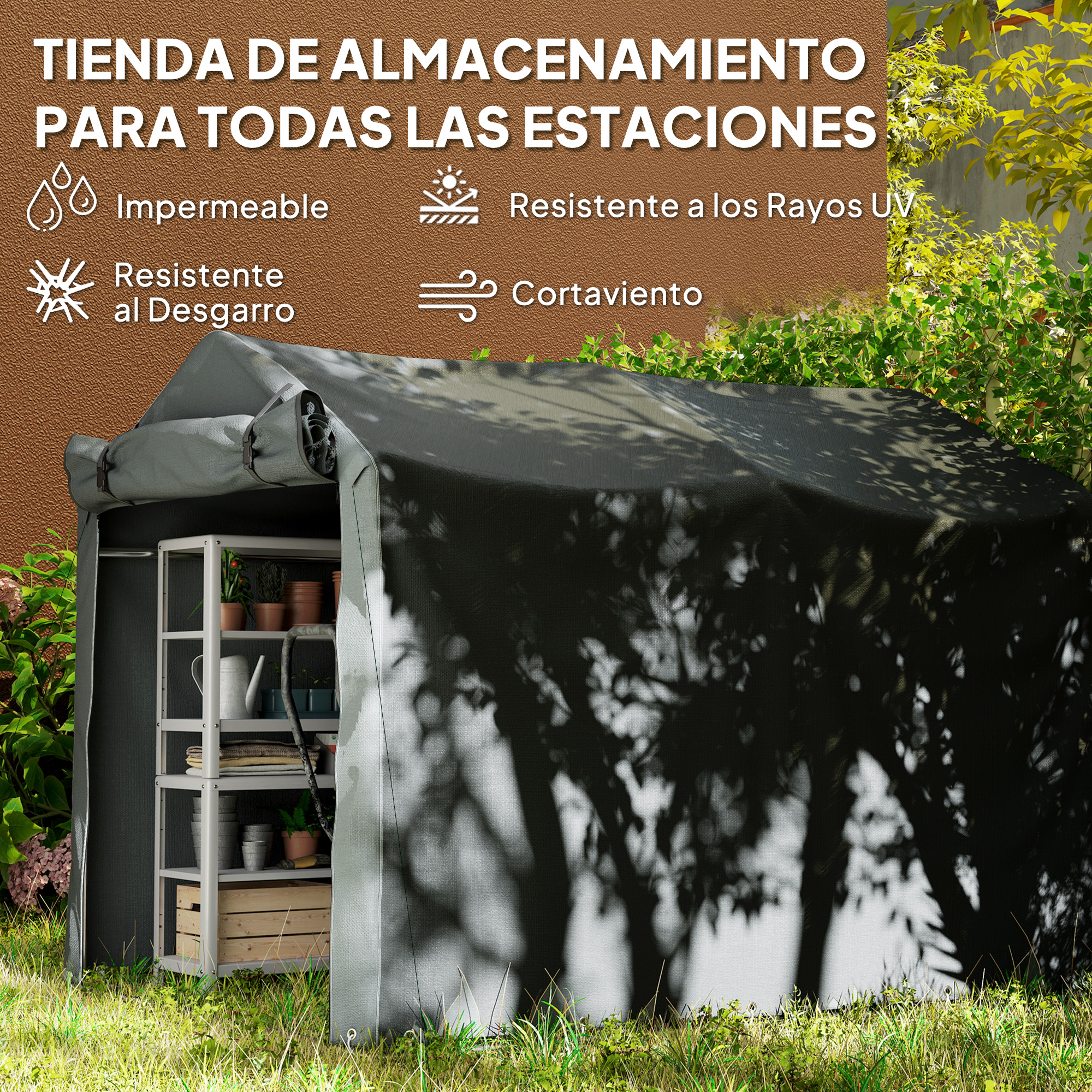 Un cobertizo gris con estantes, plantas y una caja de madera sobre césped. Pared marrón al fondo.