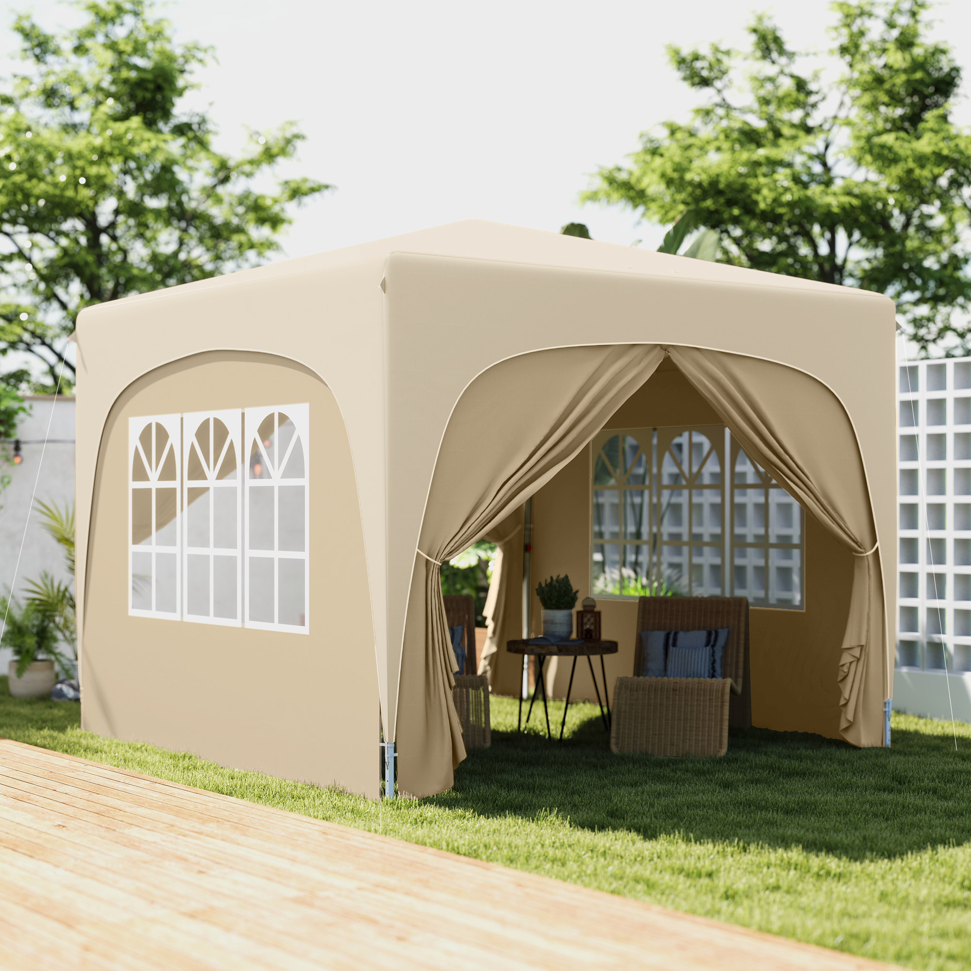 Cenador beige sobre césped verde. Dentro hay ventanas, cortinas, sillas y una mesa pequeña. Alrededor hay árboles y una terraza de madera.