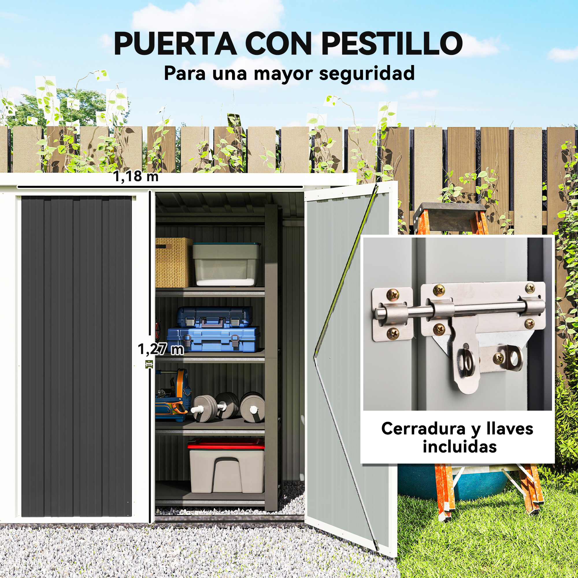 Un cobertizo gris con la puerta abierta. Dentro hay cajas. Se muestra una cerradura en la puerta. Una escalera está al fondo.