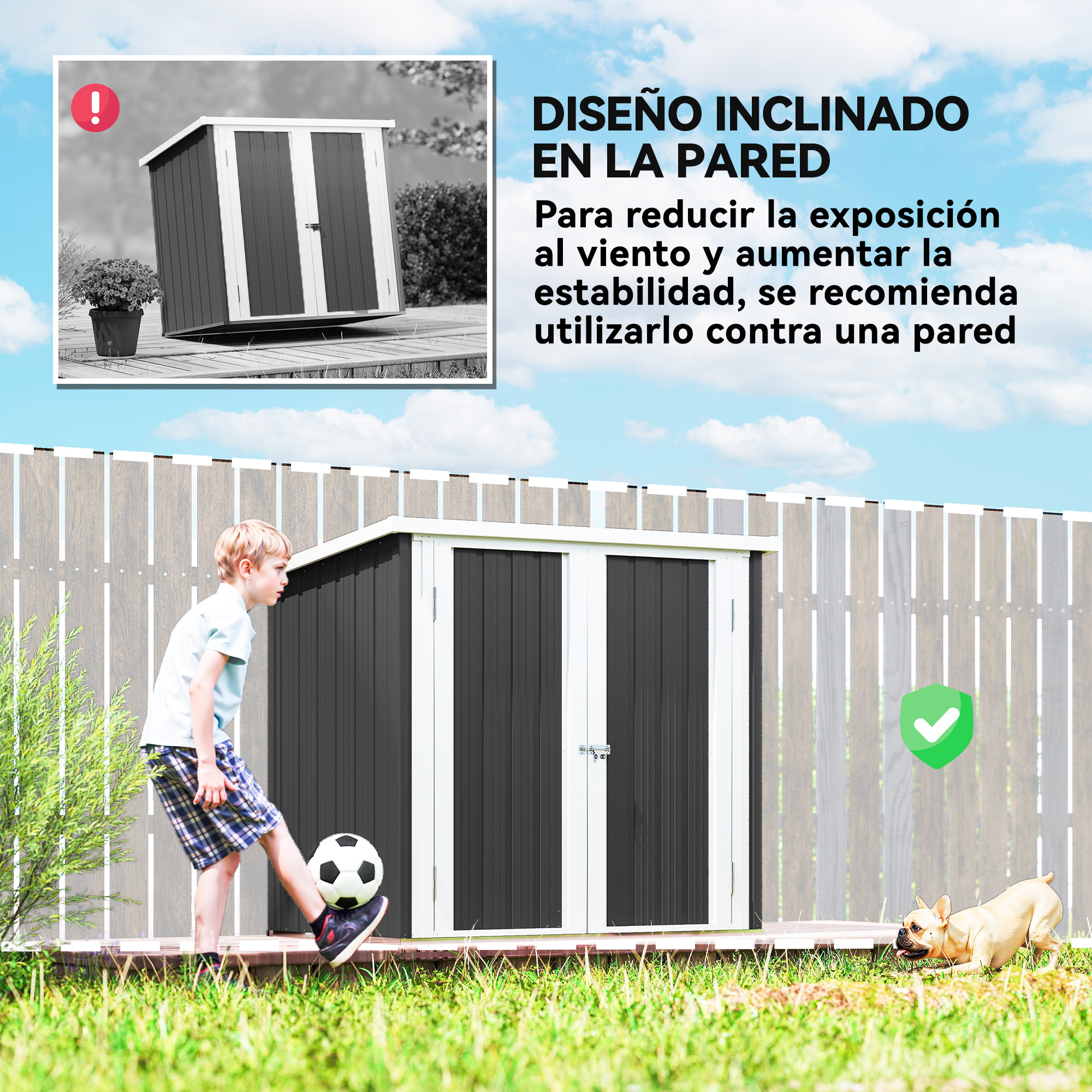 Un niño patea un balón de fútbol cerca de un cobertizo. Un perro juega en el césped, con una valla y cielo azul al fondo.