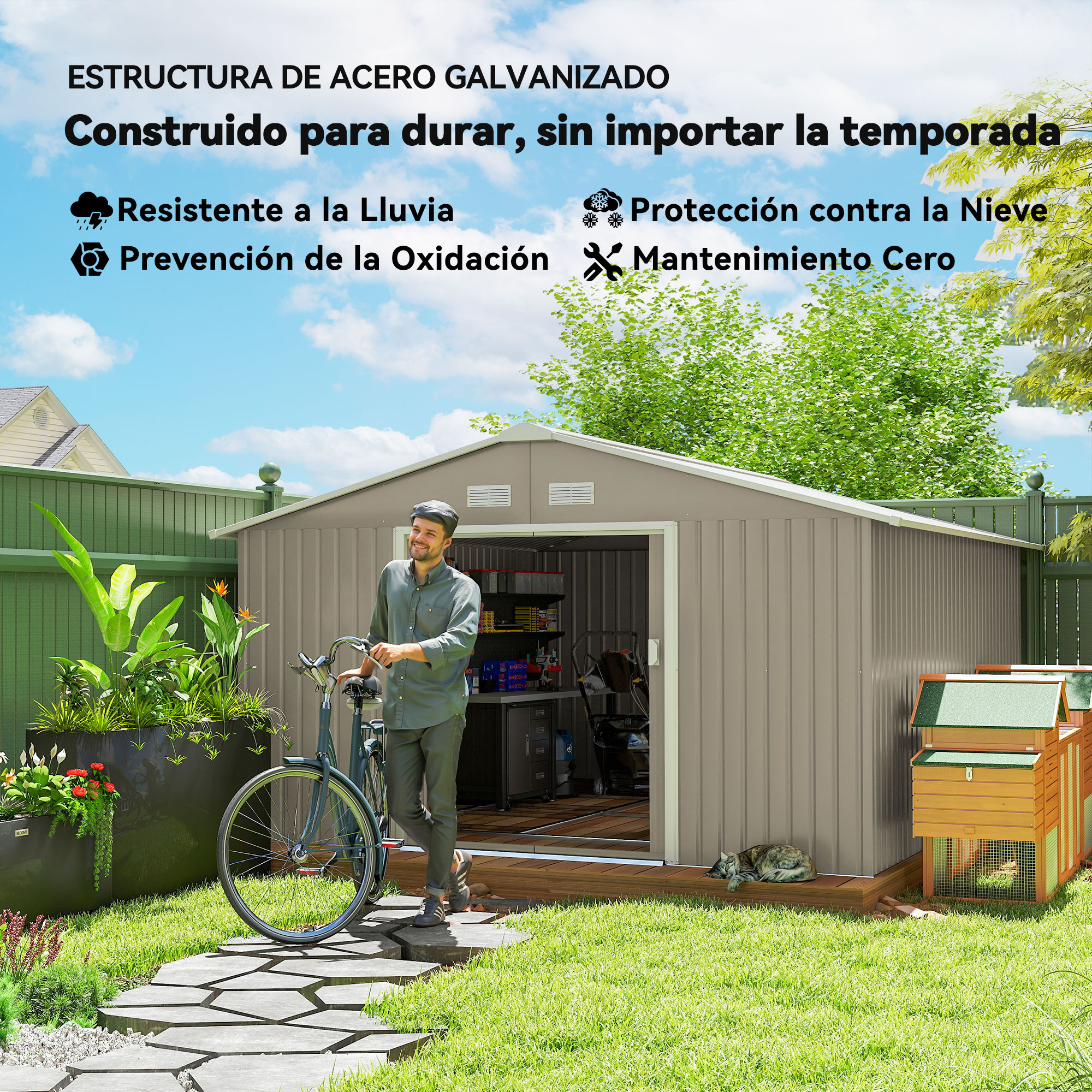 Hombre con bicicleta junto a un cobertizo. Tiene suelo de madera y un gato durmiendo cerca. Un gallinero está al fondo.
