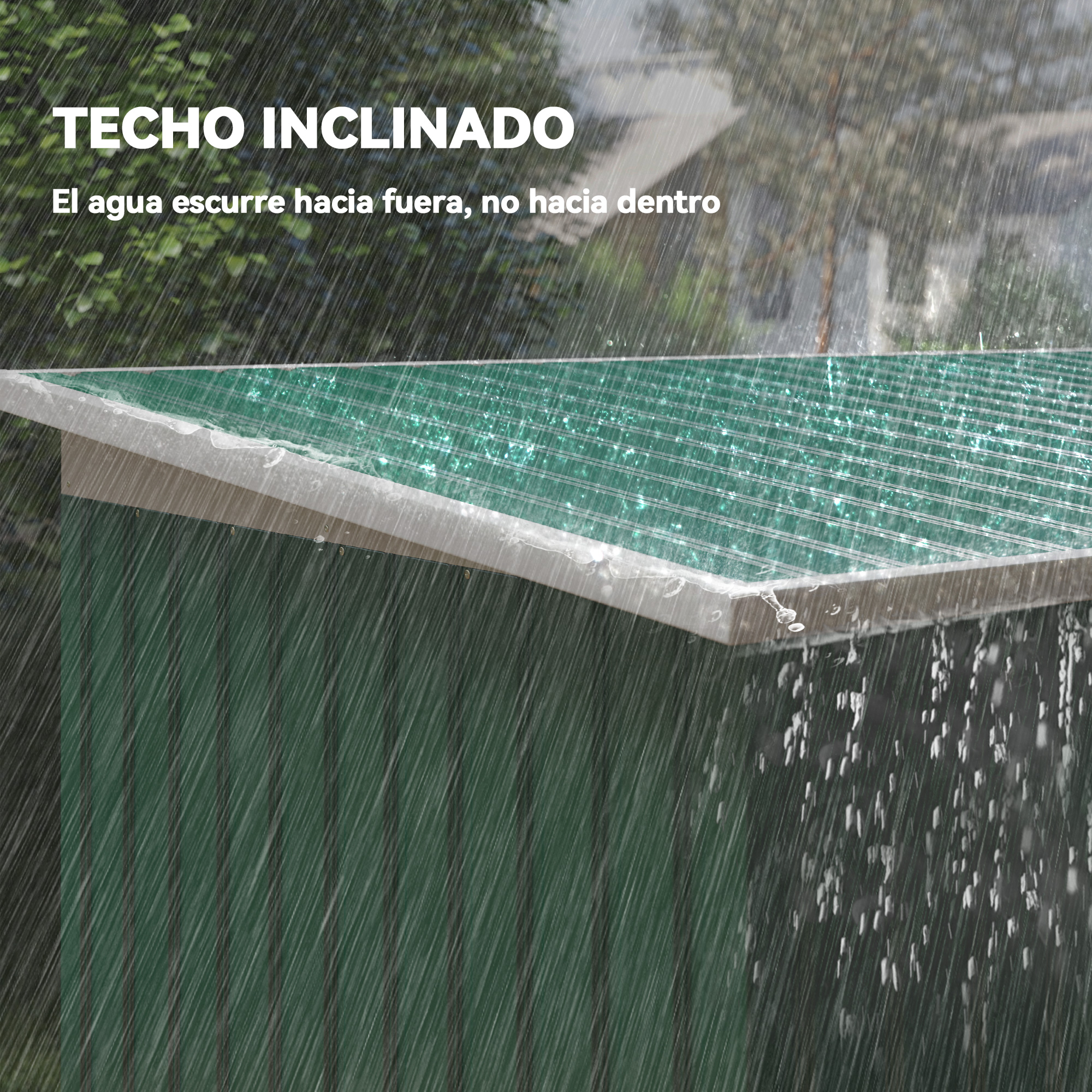 Lluvia cayendo sobre un cobertizo de metal corrugado verde con techo inclinado. El agua escurre del techo.