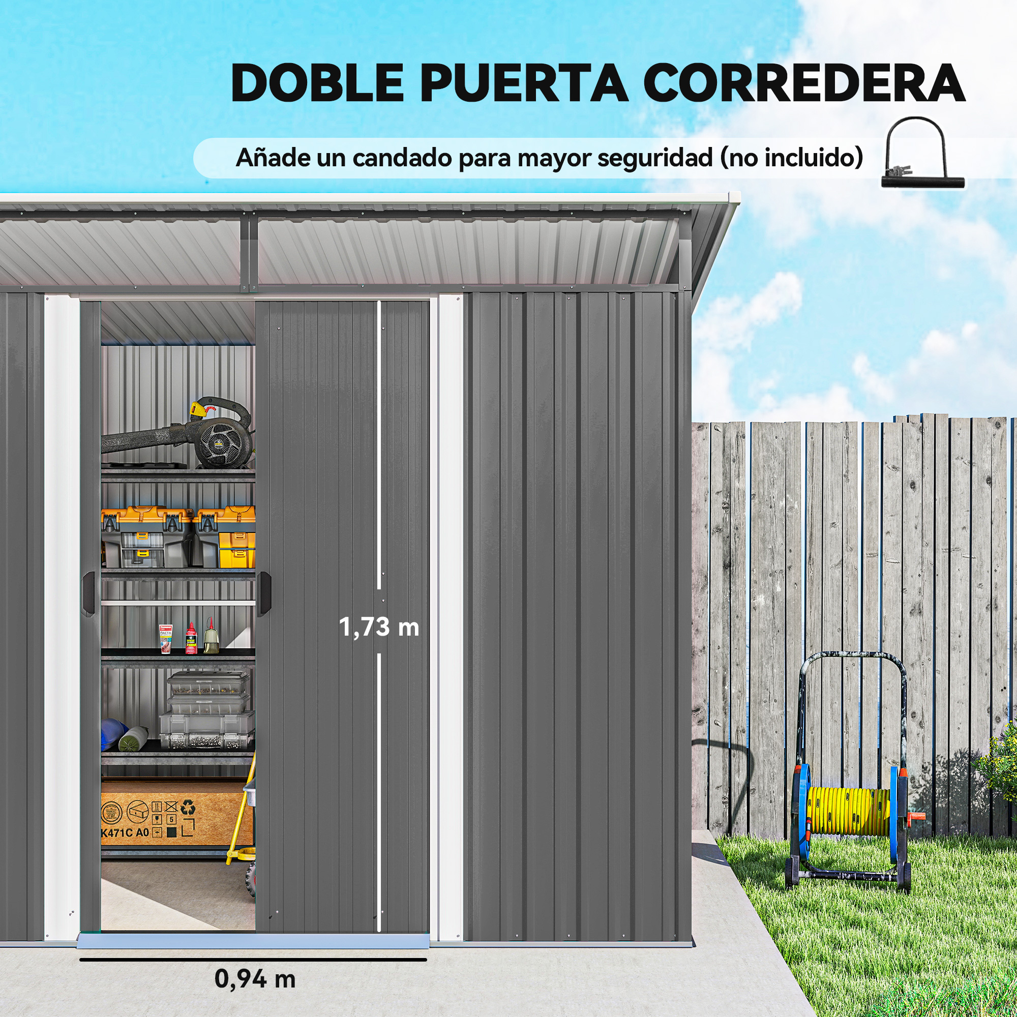 Un cobertizo gris con puertas correderas está abierto. Dentro hay estantes con herramientas. Un enrollador de manguera está en el césped afuera.