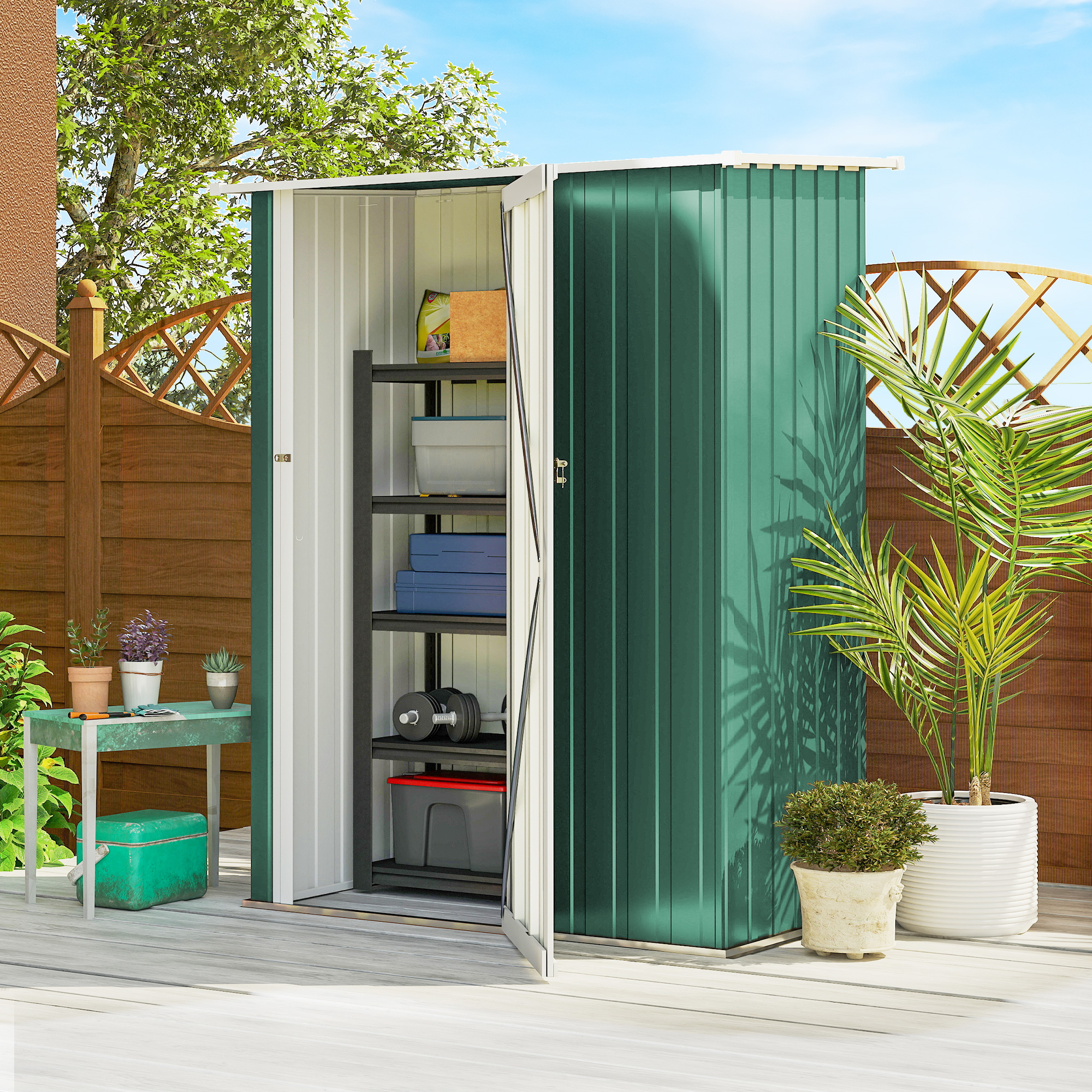 Capanno verde con porta aperta, scaffali con oggetti, piante e recinzione in legno. Cielo blu chiaro sullo sfondo.