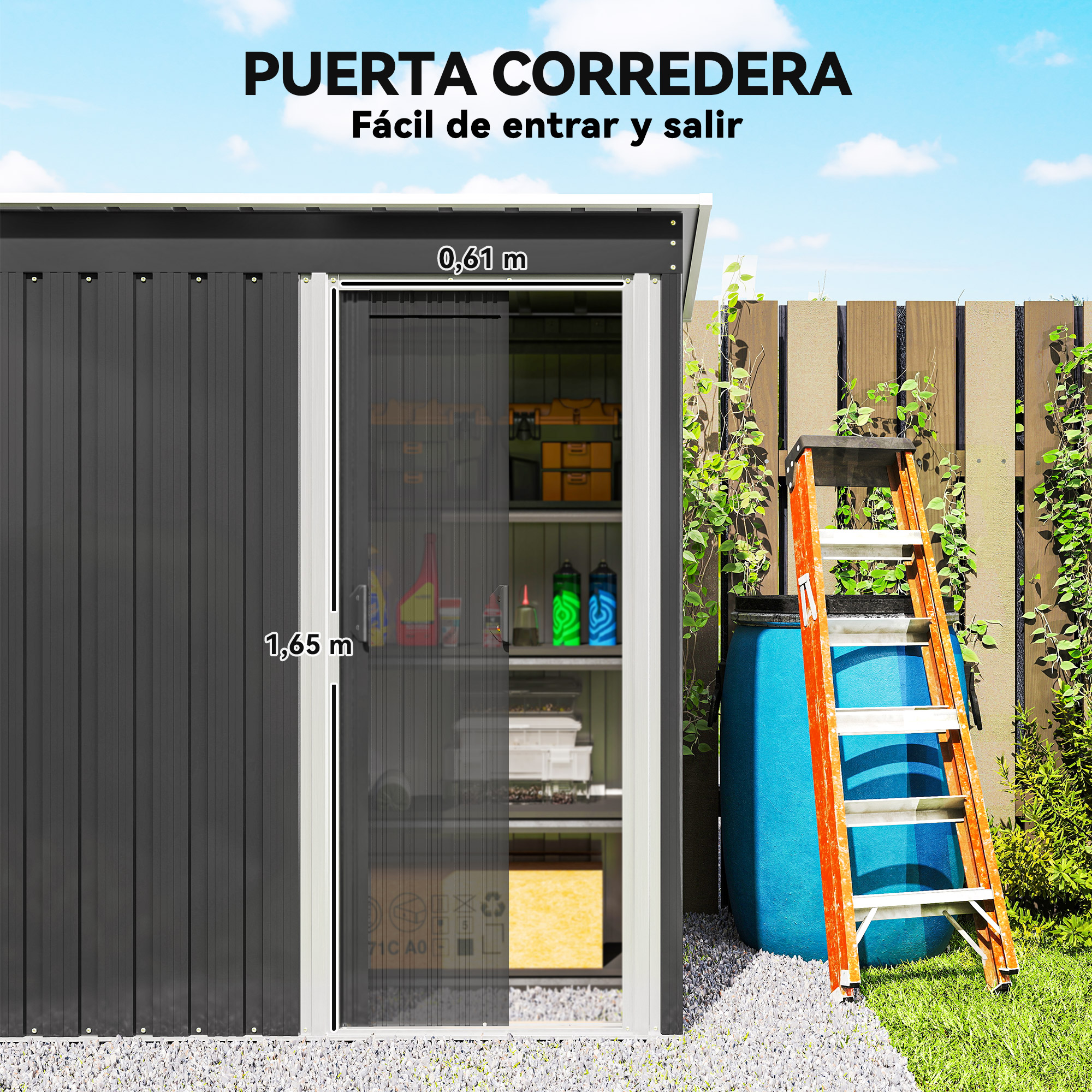 Un cobertizo gris con puerta corredera, una escalera y un barril azul. Una valla de madera y plantas verdes también están presentes.