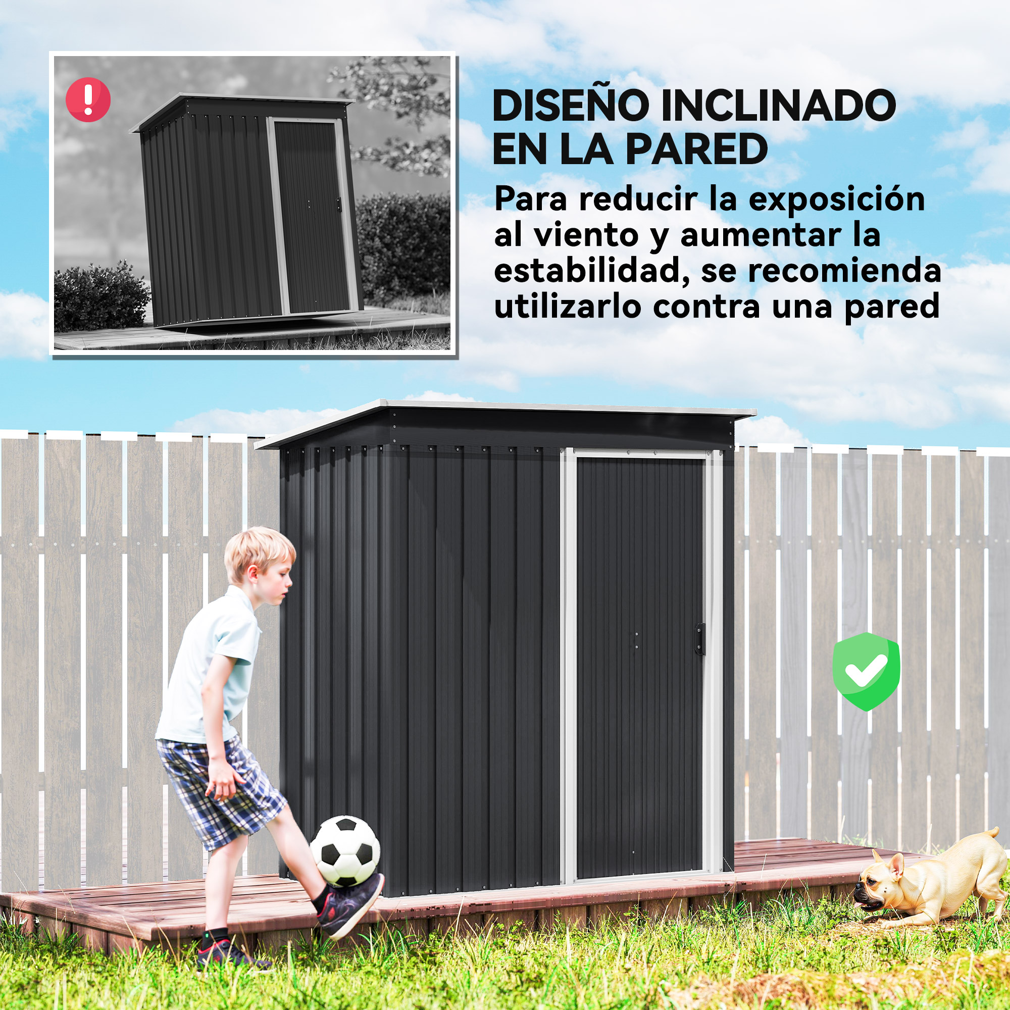 Un niño patea un balón de fútbol cerca de un cobertizo negro. Un perro juega en el césped. Cielo y valla al fondo.