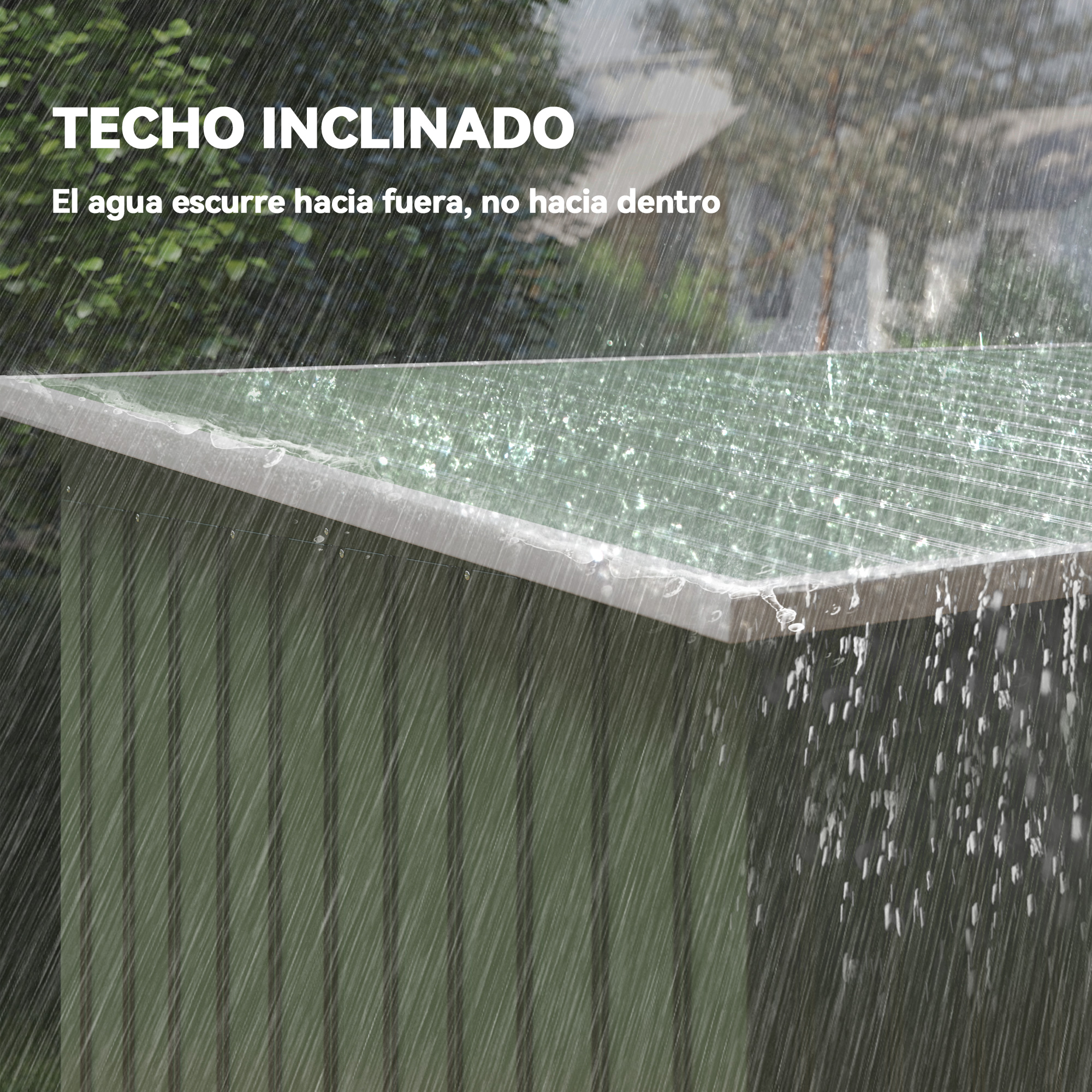 Techo verde de cobertizo bajo la lluvia. El agua corre por el techo inclinado.