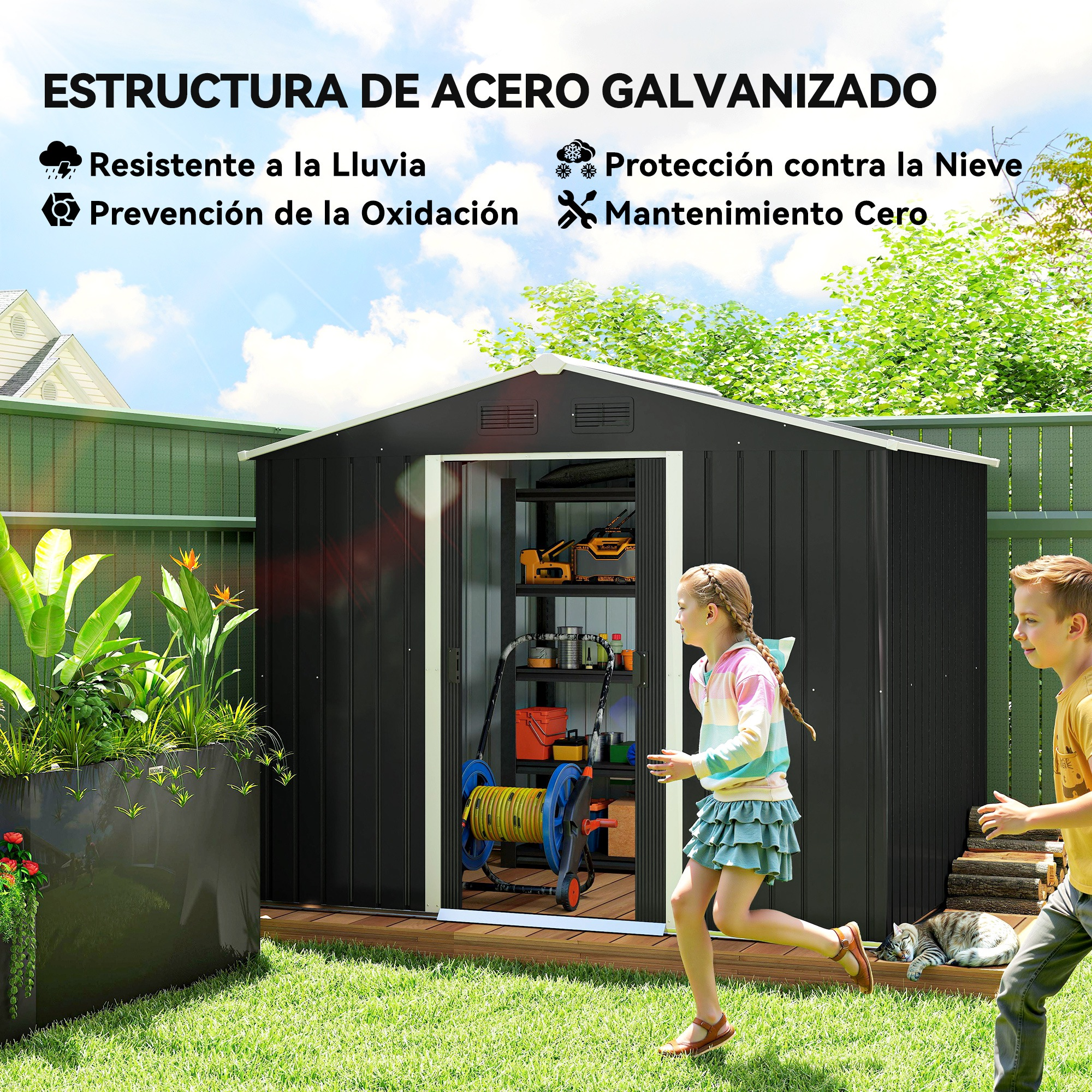Un cobertizo de almacenamiento negro con dos niños corriendo. Un gato descansa en la terraza. Plantas y valla verde al fondo.