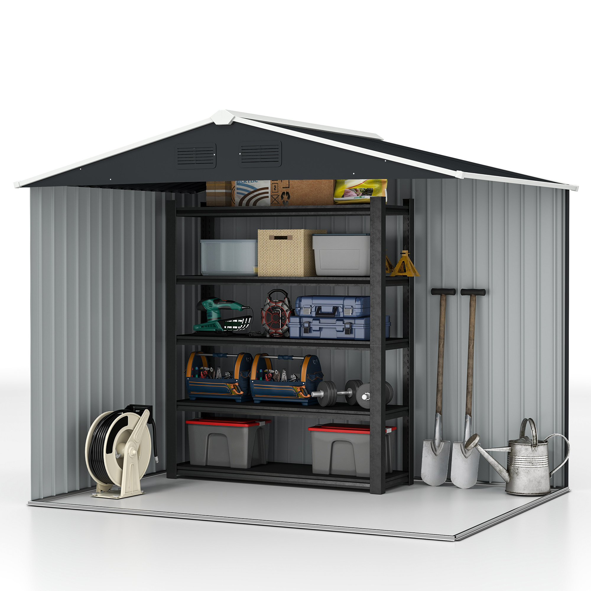 Un cobertizo de metal con estantes que contienen herramientas, cajas y equipos de jardinería. Se ve un carrete de manguera y una regadera.