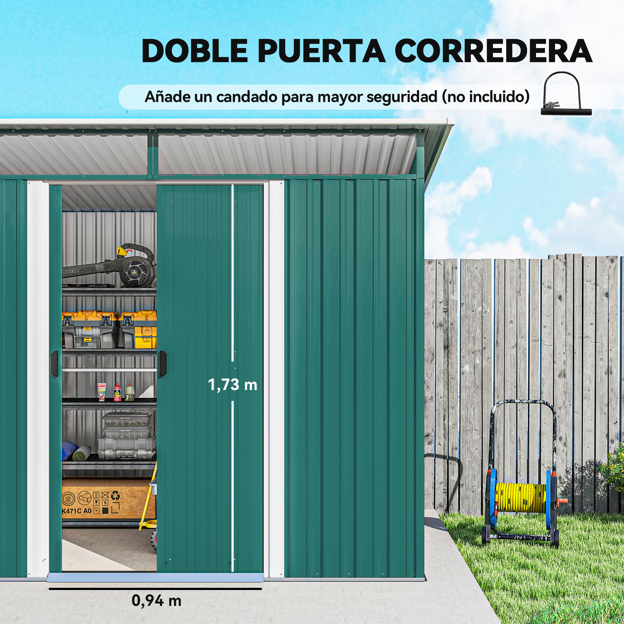 Un cobertizo verde con puertas correderas está abierto. Dentro hay herramientas y cajas. Un carrete de manguera está en la hierba.
