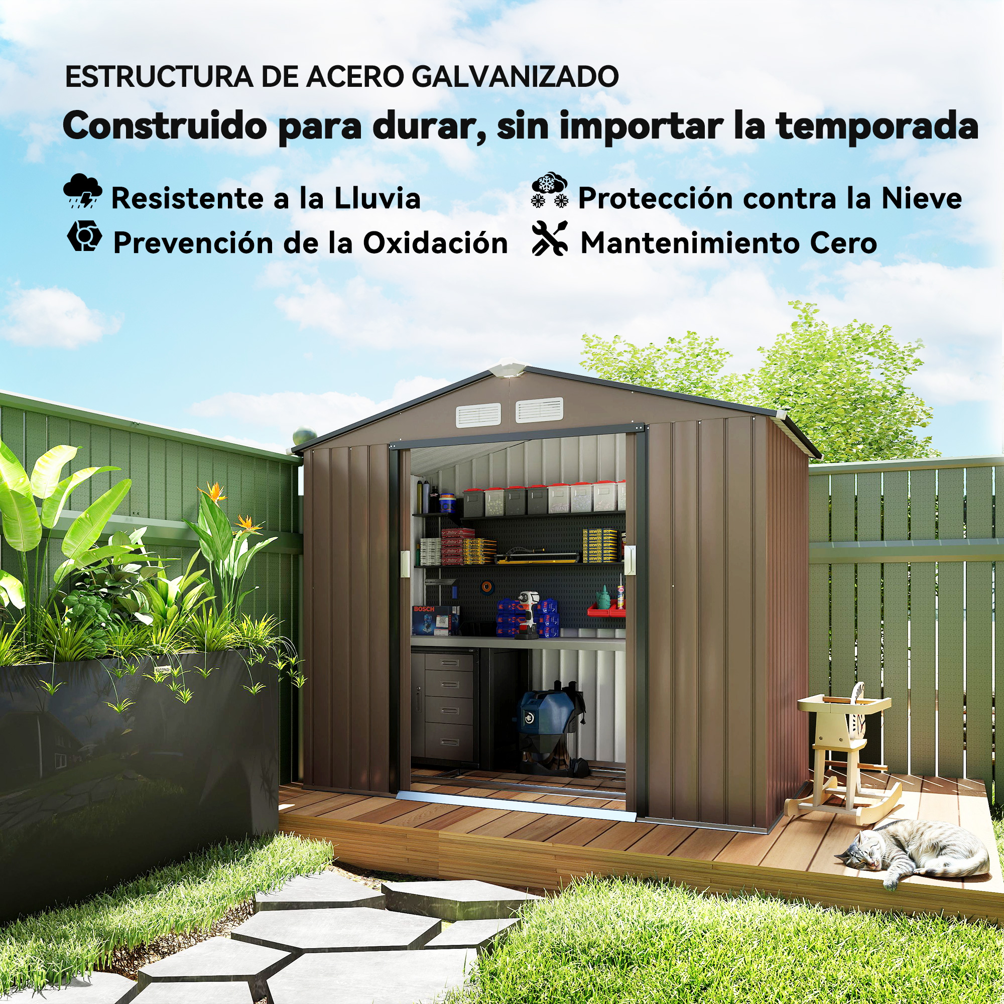 Cobertizo marrón en un jardín, puerta abierta, plantas, terraza de madera, gato durmiendo. Texto: Estructura de acero galvanizado, durable.