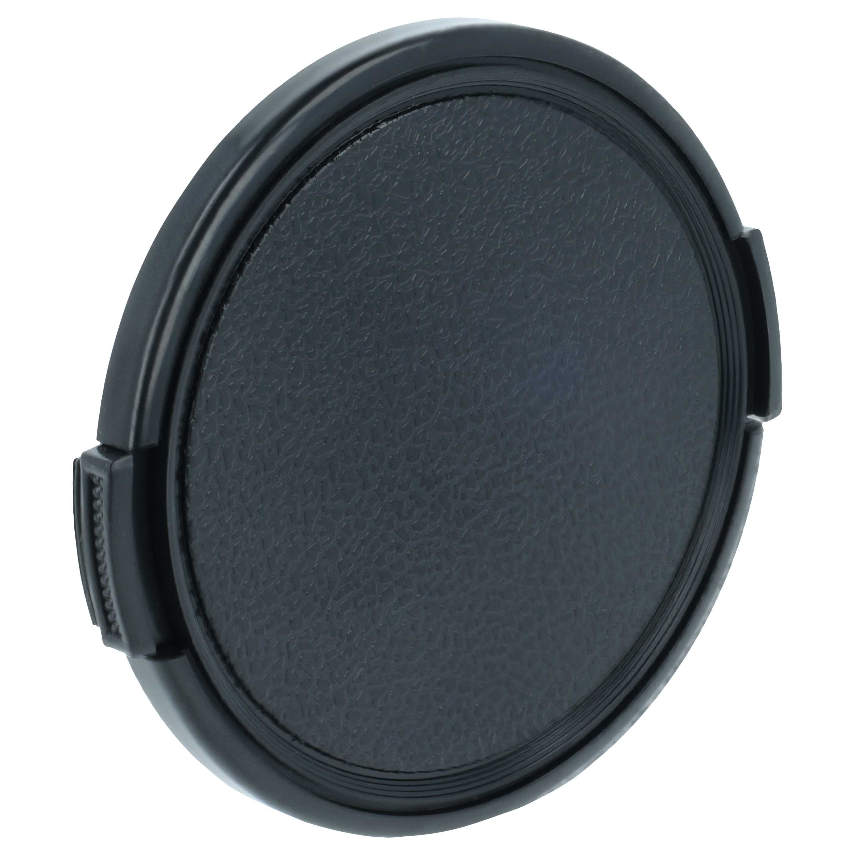 Eine schwarze Objektivkappe, oval geformt mit strukturierter Oberfläche, liegt vor weißem Hintergrund.