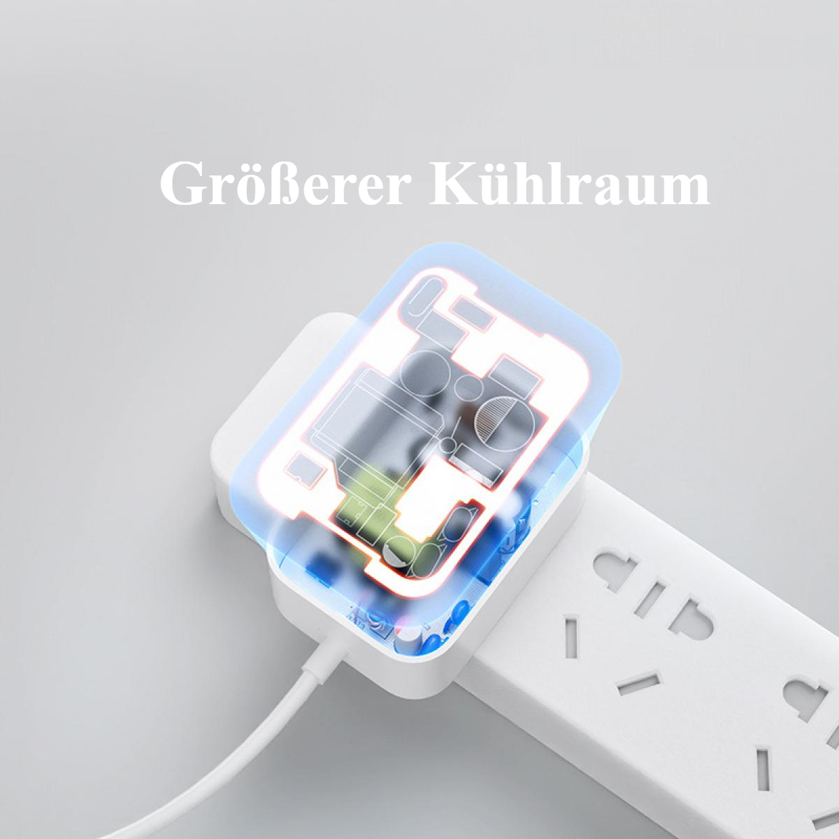 Eine weiße Steckdosenleiste mit einem beleuchteten Adapter. Text oben lautet: 'Größerer Kühlraum'.