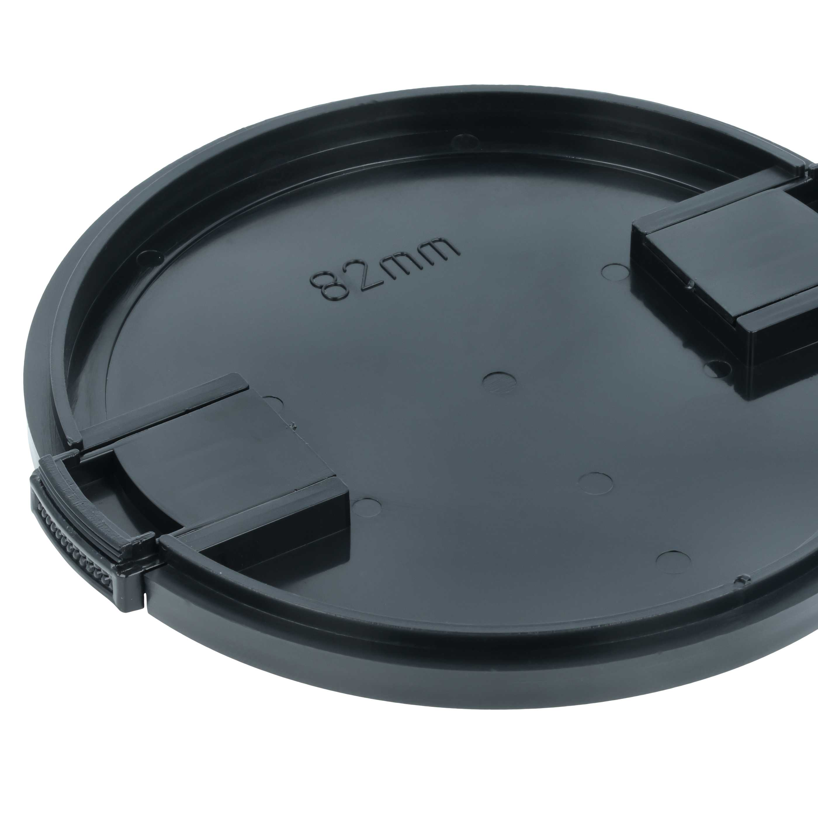 Eine schwarze Objektivkappe mit der Aufschrift '82mm'. Sie hat zwei seitliche Clips und eine runde Form.