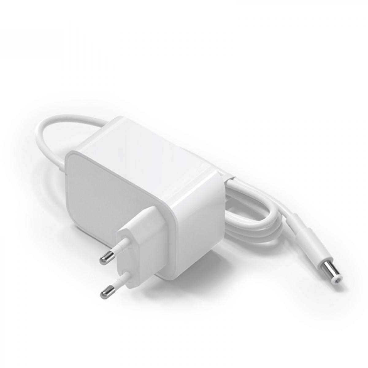 Ein weißes Netzteil mit Stecker und Kabel. Das Kabel hat einen Gleichstromanschluss. Der Hintergrund ist weiß.