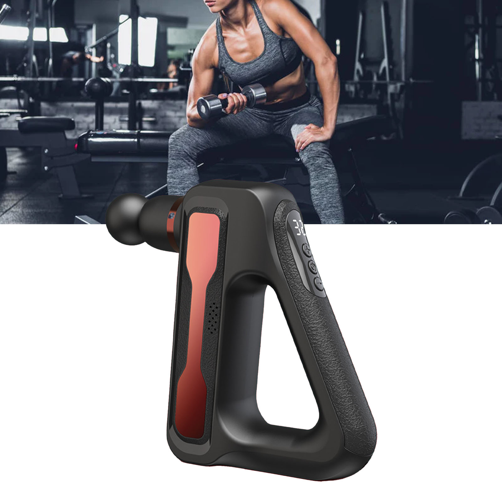Frau im Fitnessstudio, die eine Hantel hebt. Eine schwarze Massagepistole mit orangefarbenen Akzenten ist im Vordergrund.