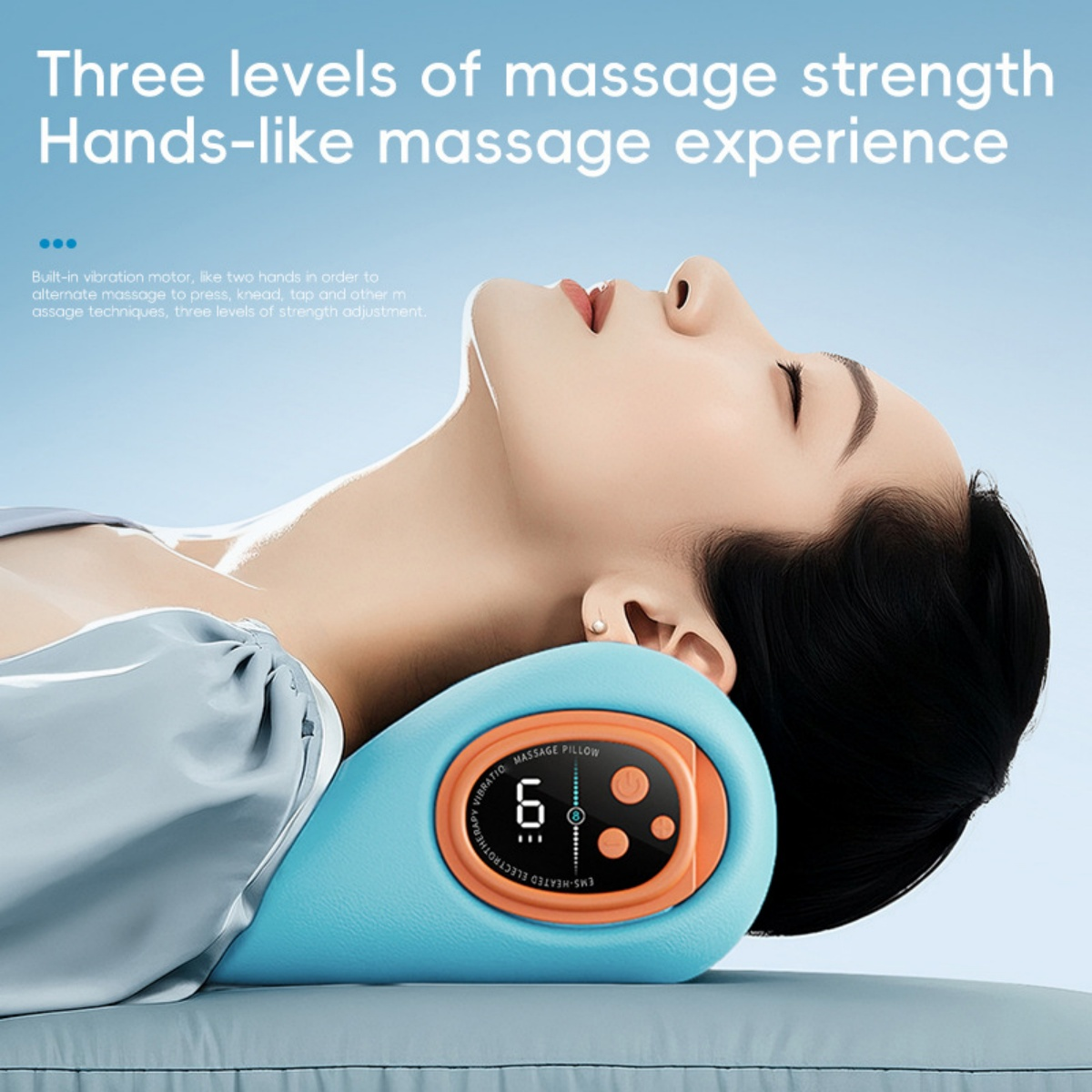 Eine Frau liegt mit dem Kopf auf einem blauen Massagekissen. Das Kissen hat ein orangefarbenes Bedienfeld mit der Anzeige '6'. Text lautet 'Massage-Stärke'.
