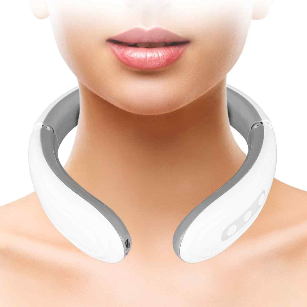Das Gesicht und der Hals einer Frau, mit einem weißen und grauen Nackenmassagegerät um den Hals. Die Frau hat rosafarbene Lippen.